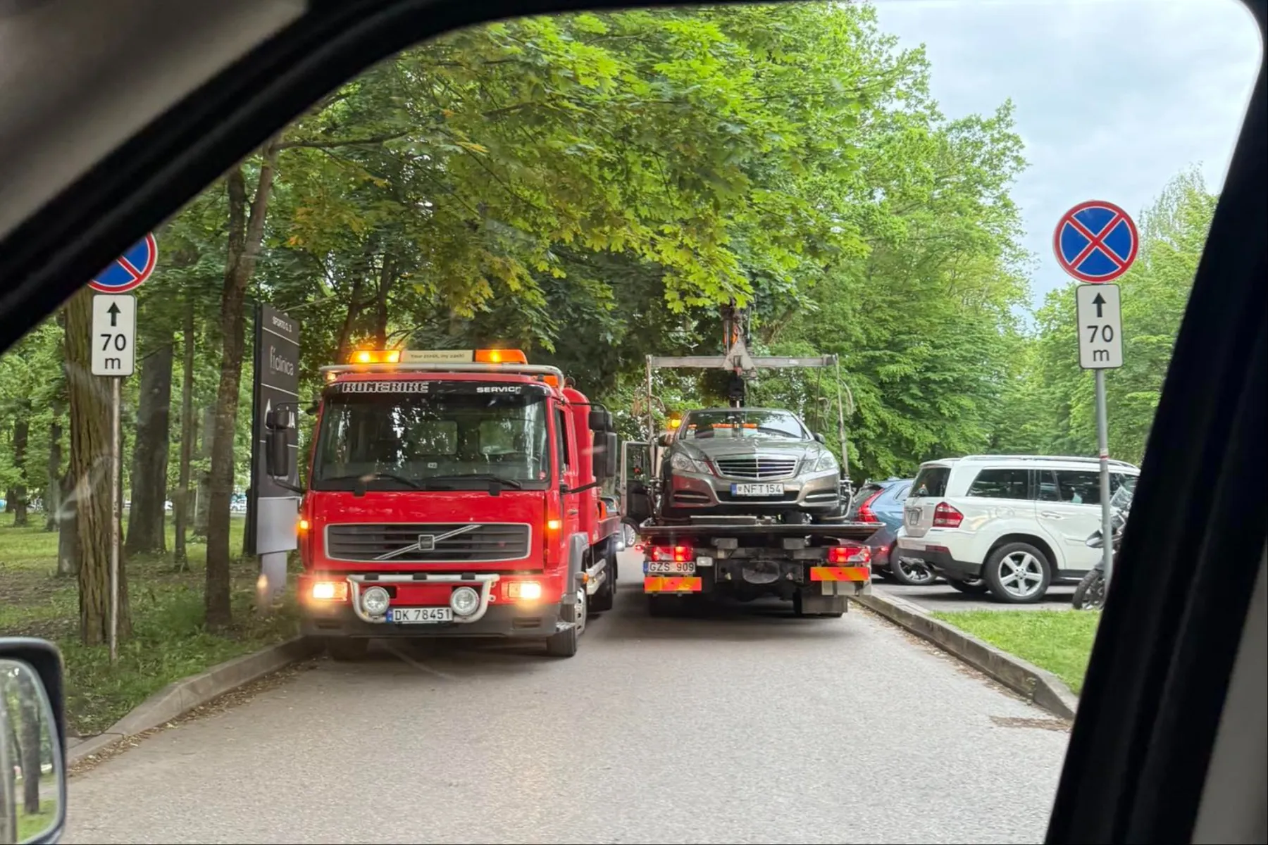 Nutempiami automobiliai Ąžuolyne / Skaitytojų nuotr.