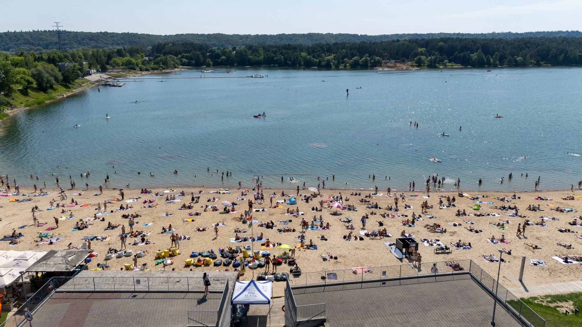 Kauniečiai šturmavo Lampėdžio ežero pakrantes / „Kas vyksta Kaune“ nuotr.
