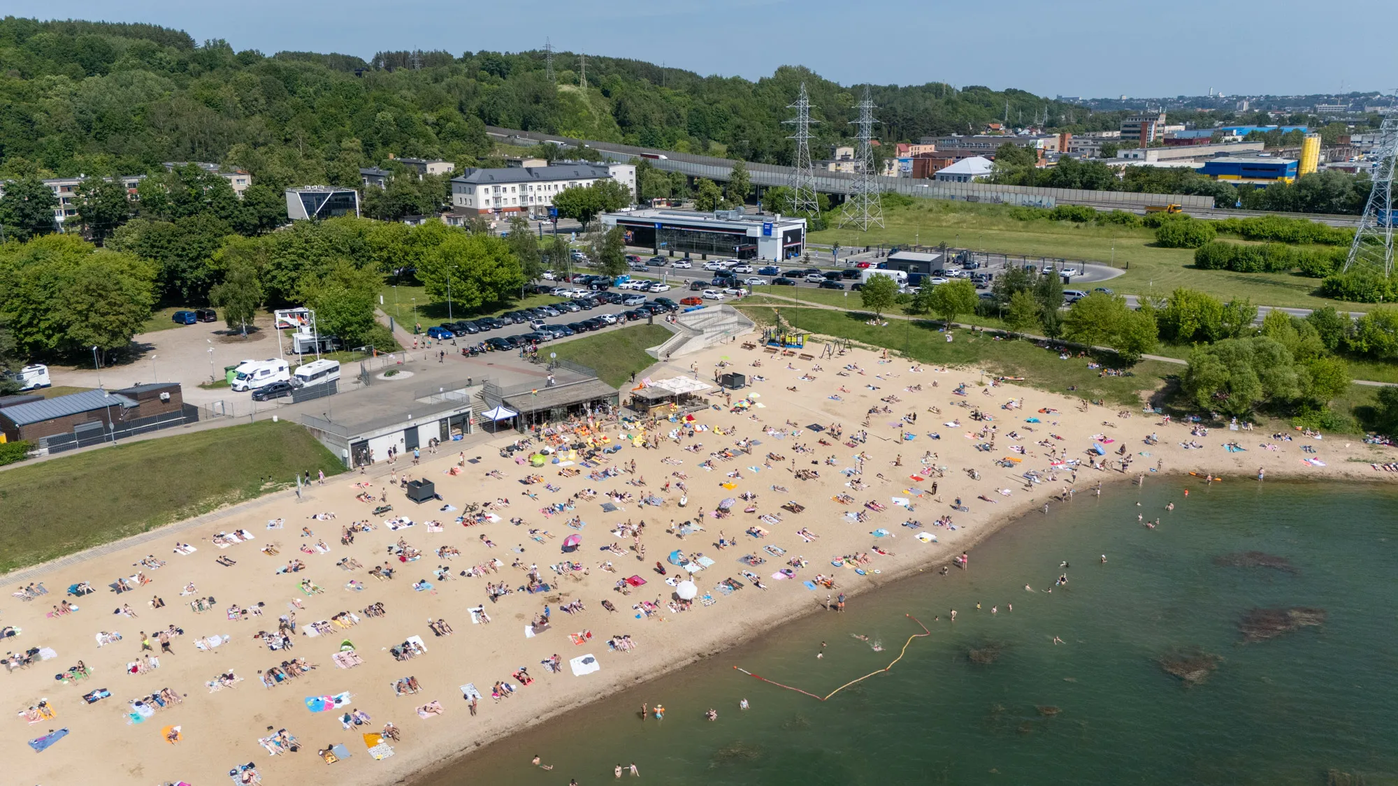 Kauniečiai šturmavo Lampėdžio ežero pakrantes / „Kas vyksta Kaune“ nuotr.