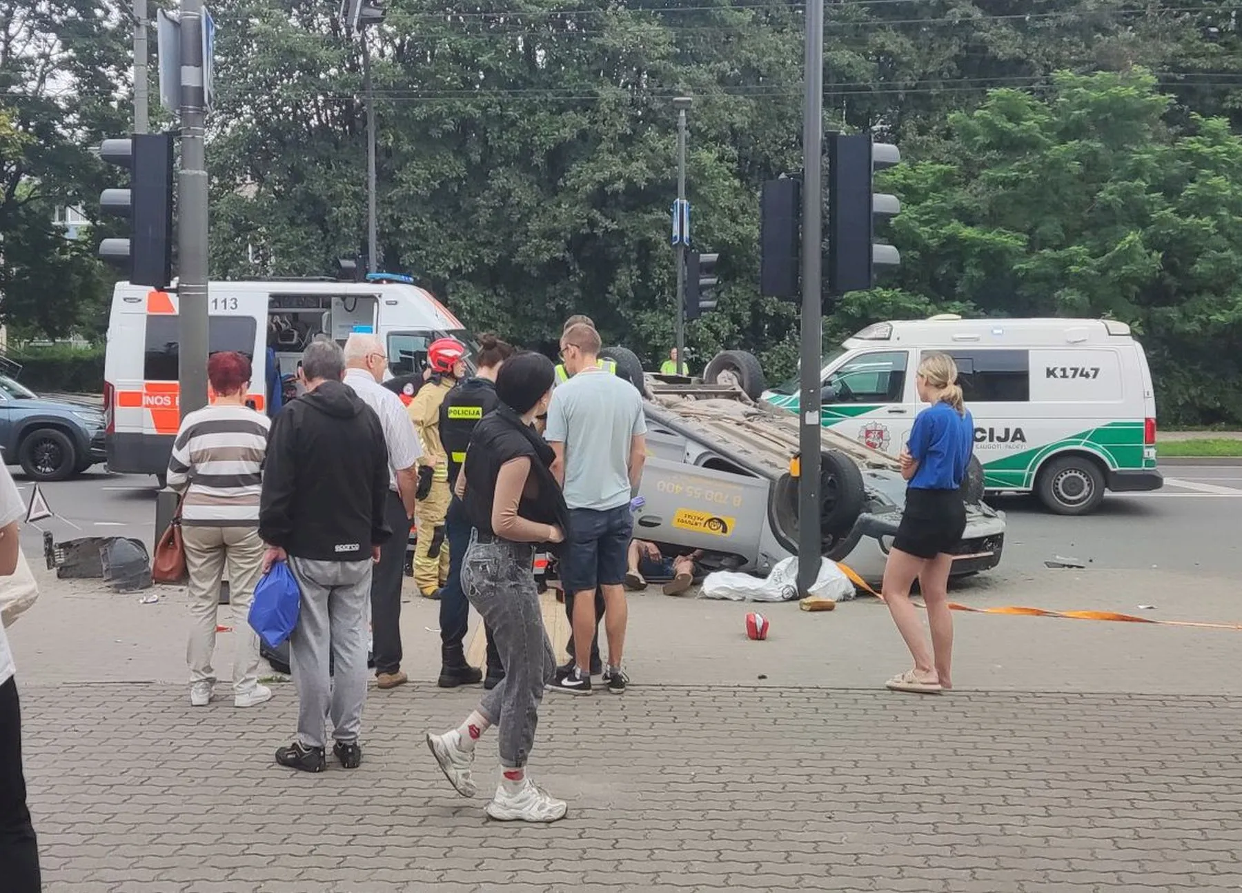 Avarija Kaune: nufilmavo, kaip po smūgio ant stogo apvirto „Lietuvos paštui“ priklausantis automobilis