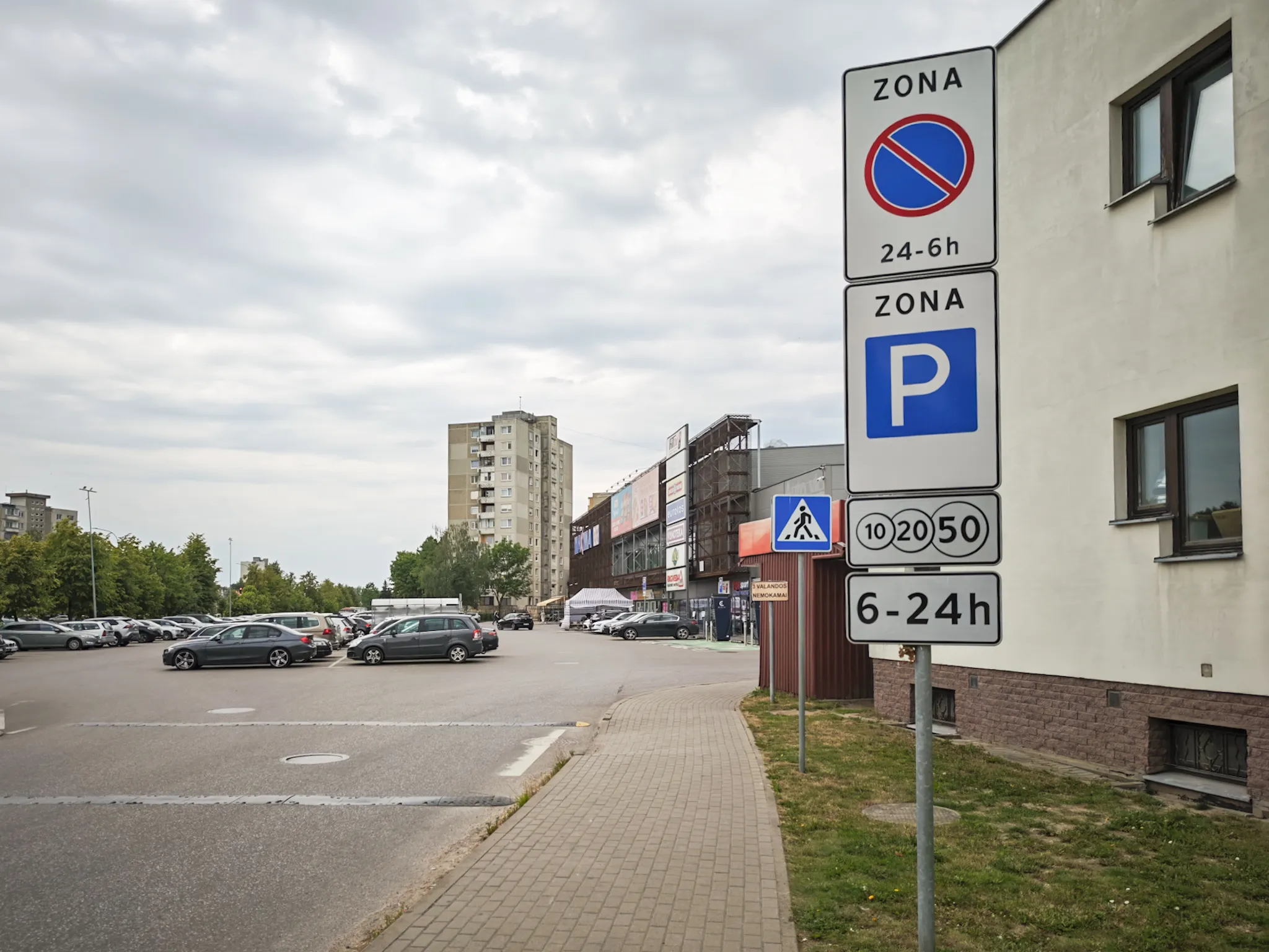 Šiaurės pr. 8D parkavimo aikštelė / R.Tenio nuotr.