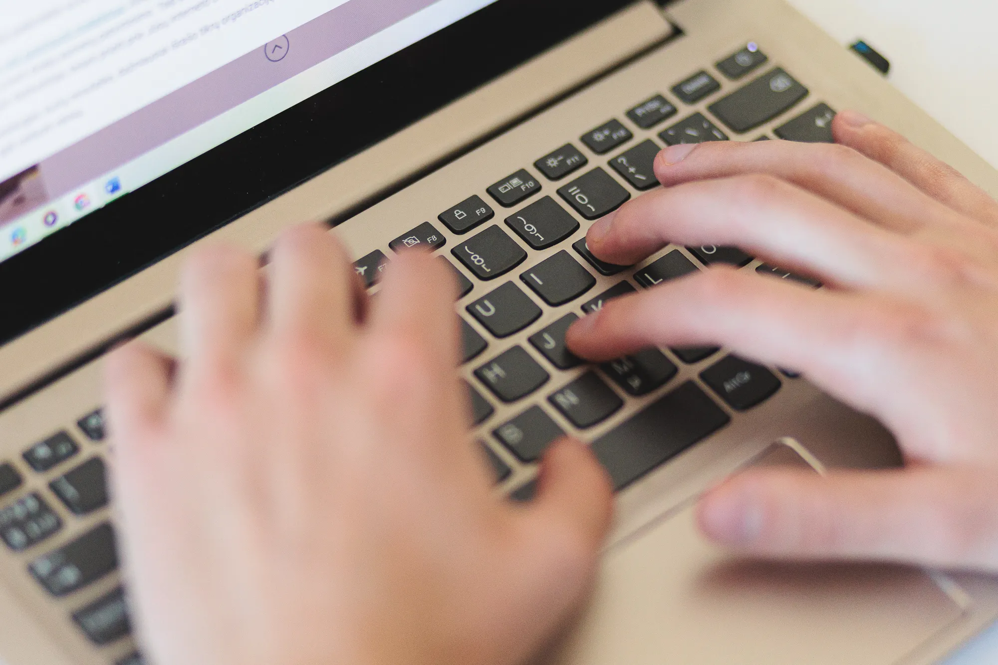 Kompiuteris, mobilus telefonas, sukčius, pinigai / R. Tenio nuotr.