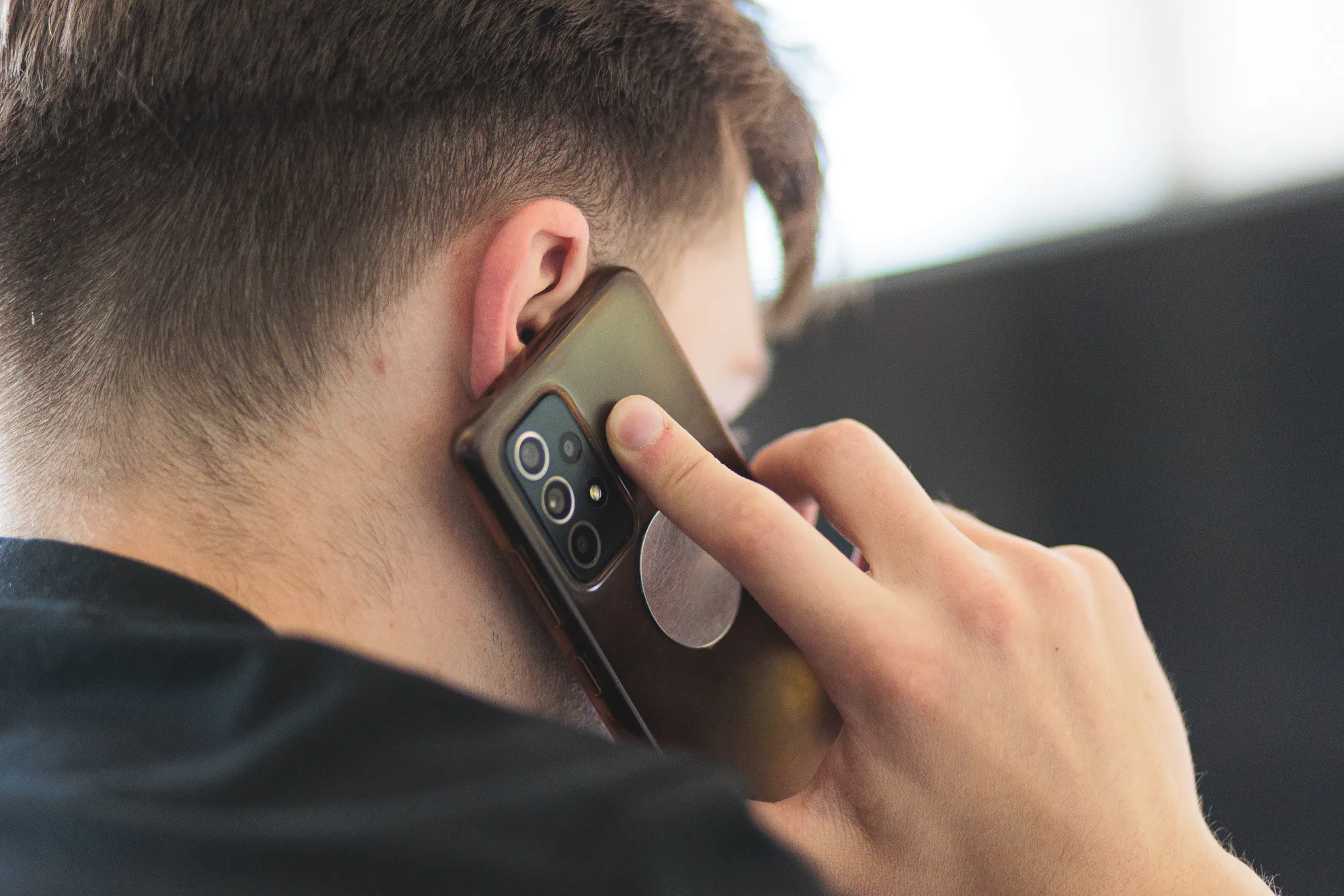 Kompiuteris, mobilus telefonas, sukčius, pinigai / R. Tenio nuotr.