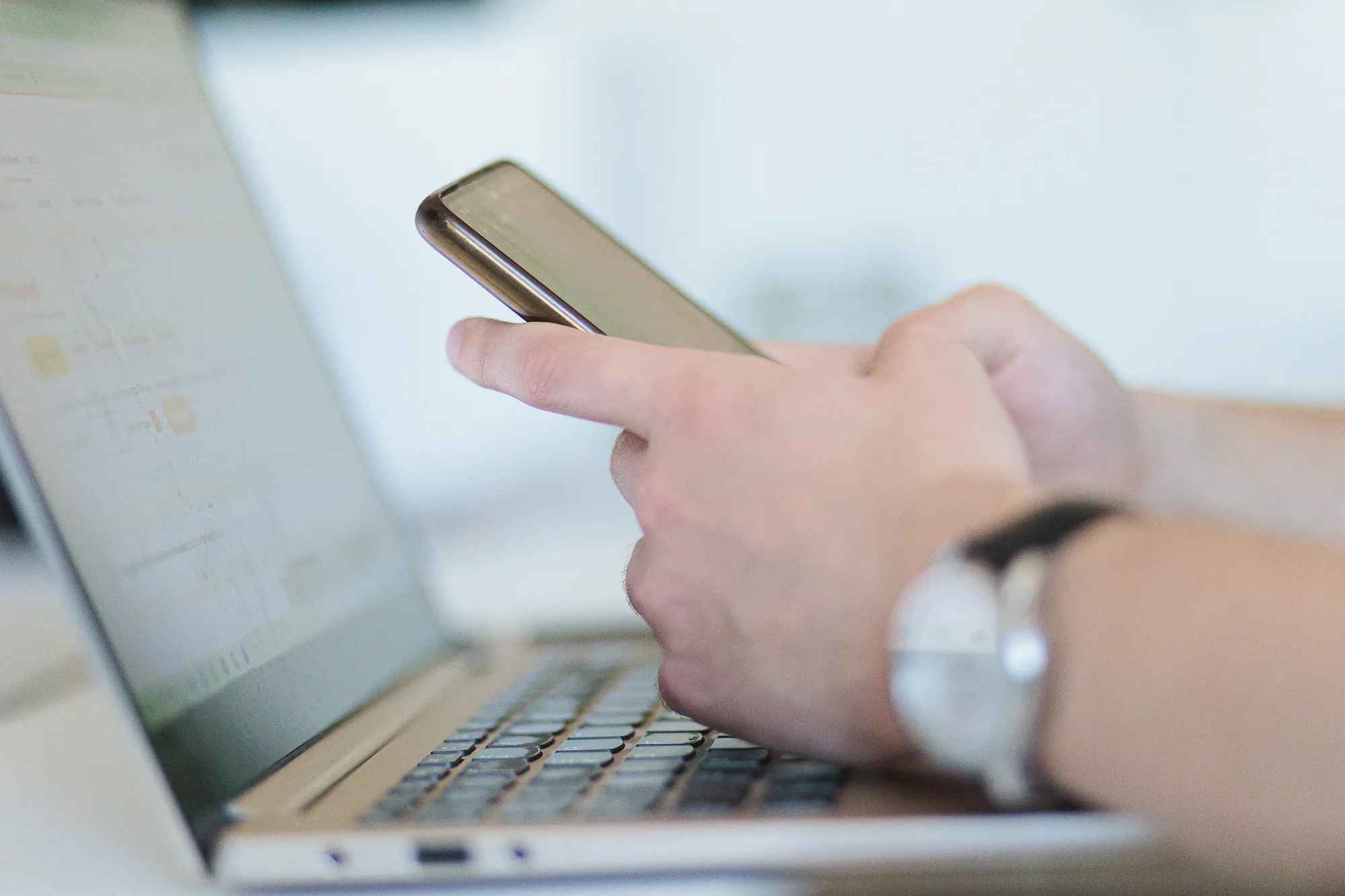 Kompiuteris, mobilus telefonas, sukčius, pinigai / R. Tenio nuotr.