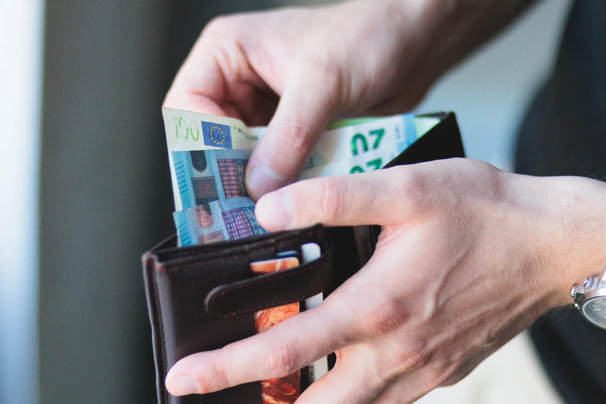 Kompiuteris, mobilus telefonas, sukčius, pinigai / R. Tenio nuotr.