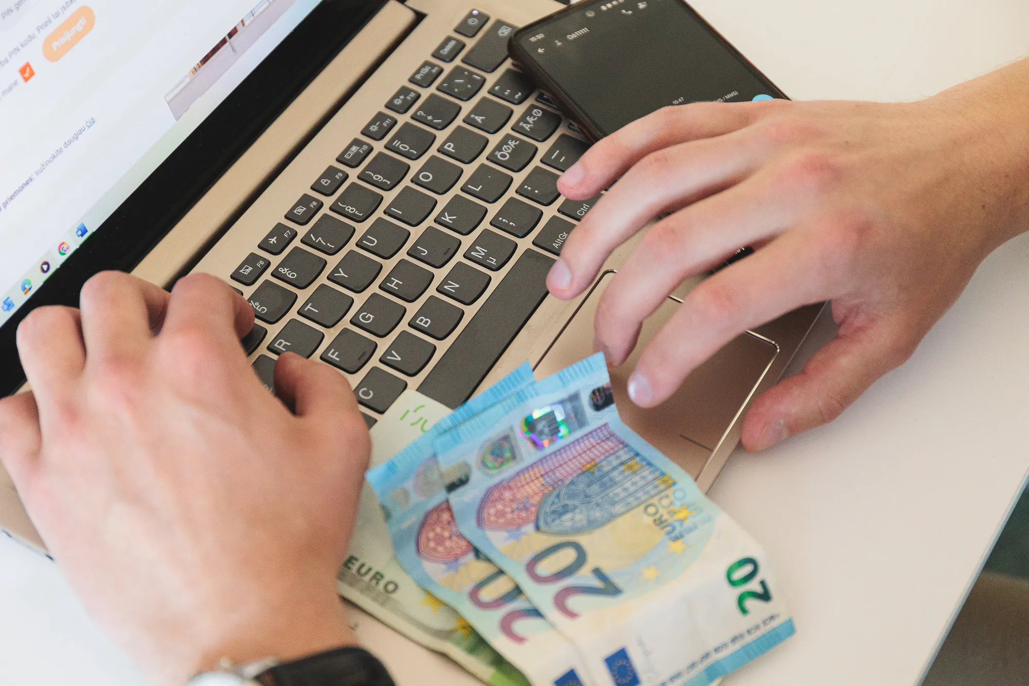 Kompiuteris, mobilus telefonas, sukčius, pinigai / R. Tenio nuotr.