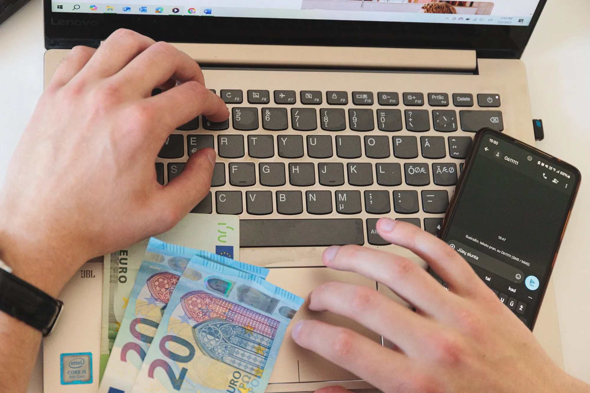 Kompiuteris, mobilus telefonas, sukčius, pinigai / R. Tenio nuotr.