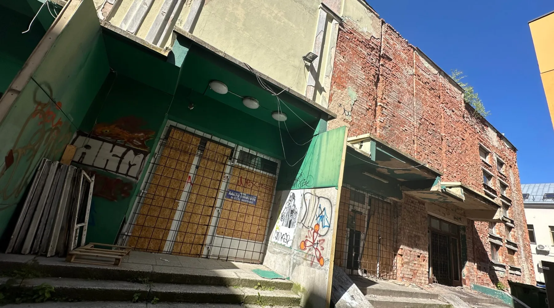 Apleistas kino teatras Laisvės al. 46A (skaitytojos nuotr.)