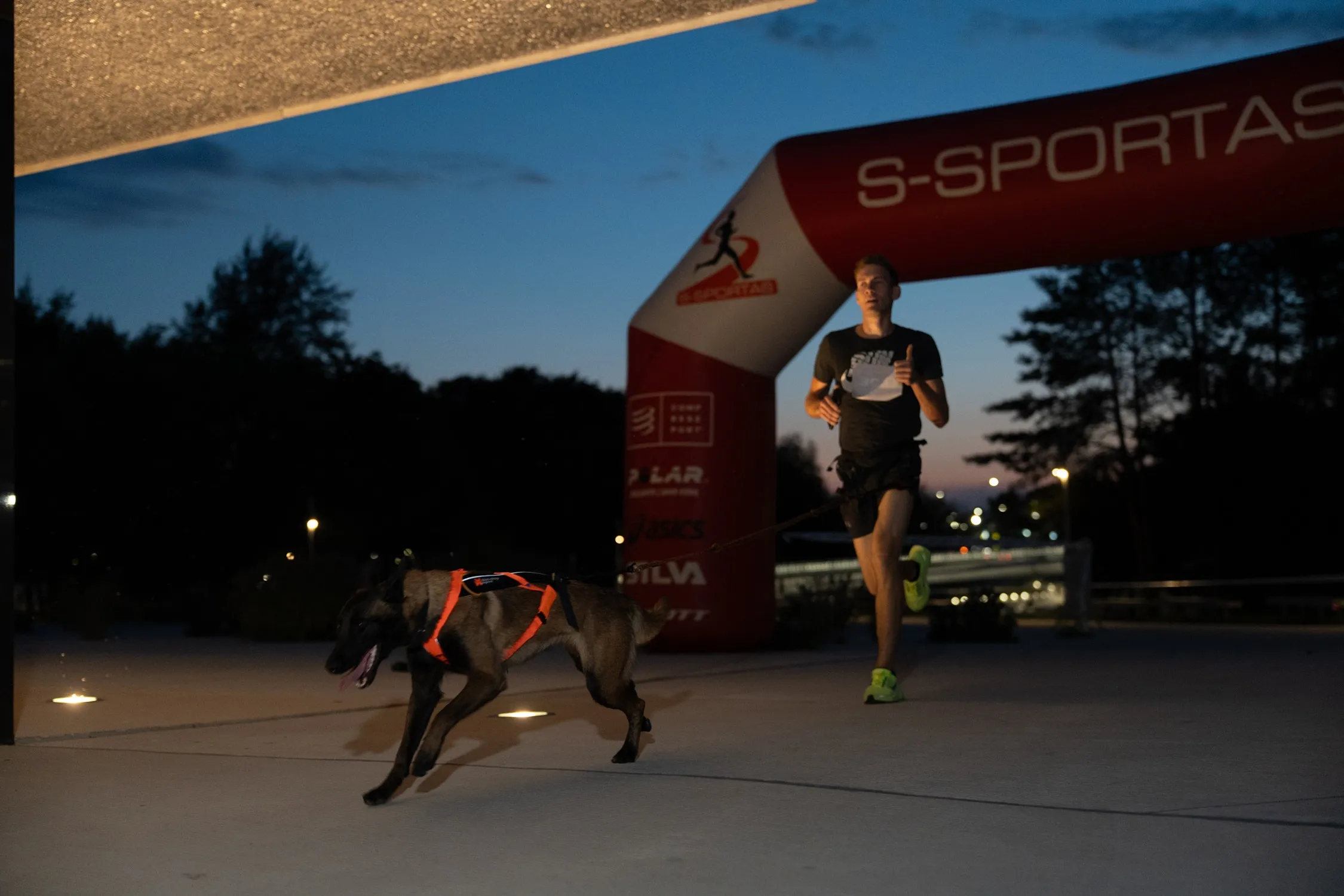 Belgų aviganis Sparta ir Rytis Stumbra / Organizatorių nuotr.