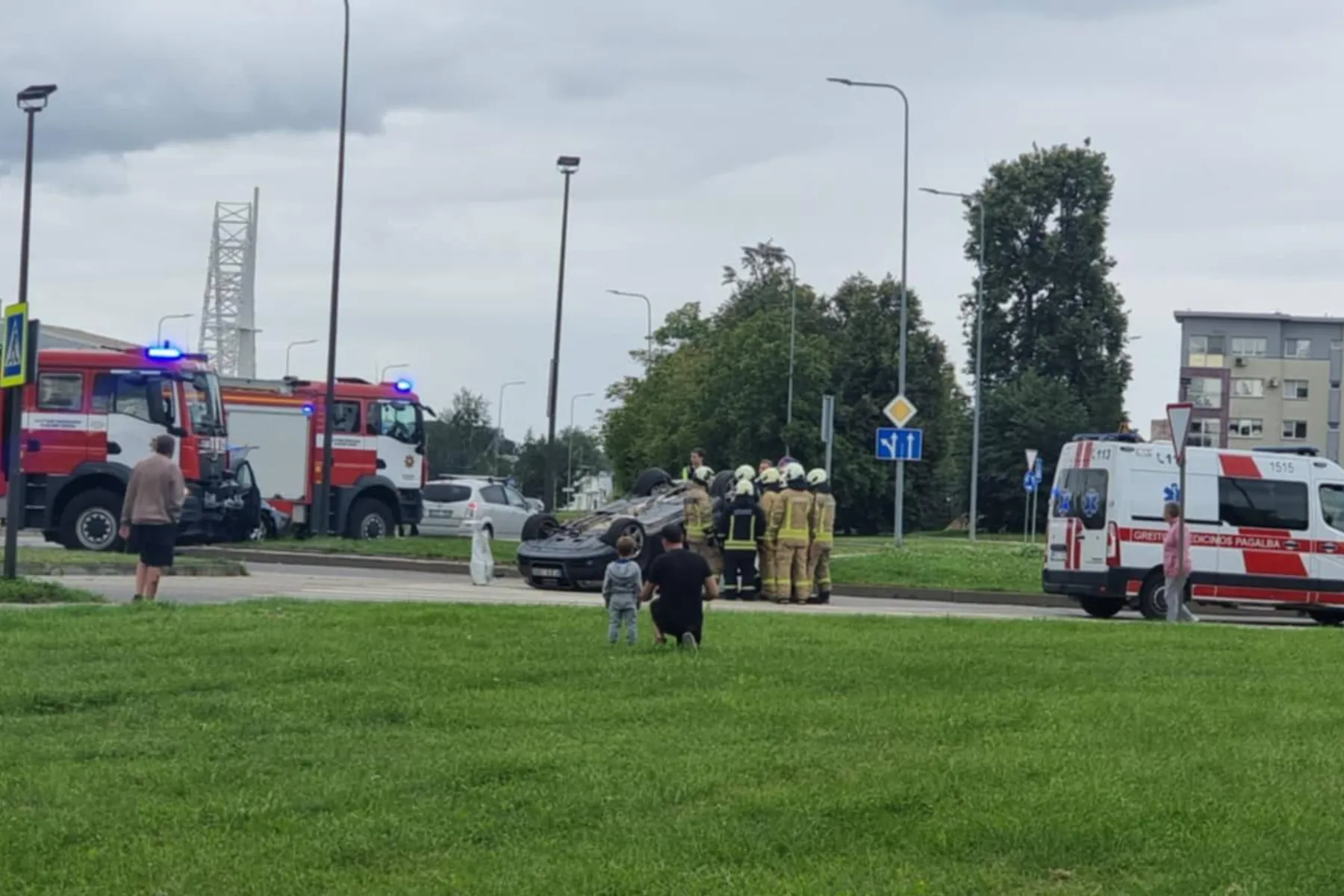 Smarkus susidūrimas Šilainiuose: po smūgio apvirto automobilis