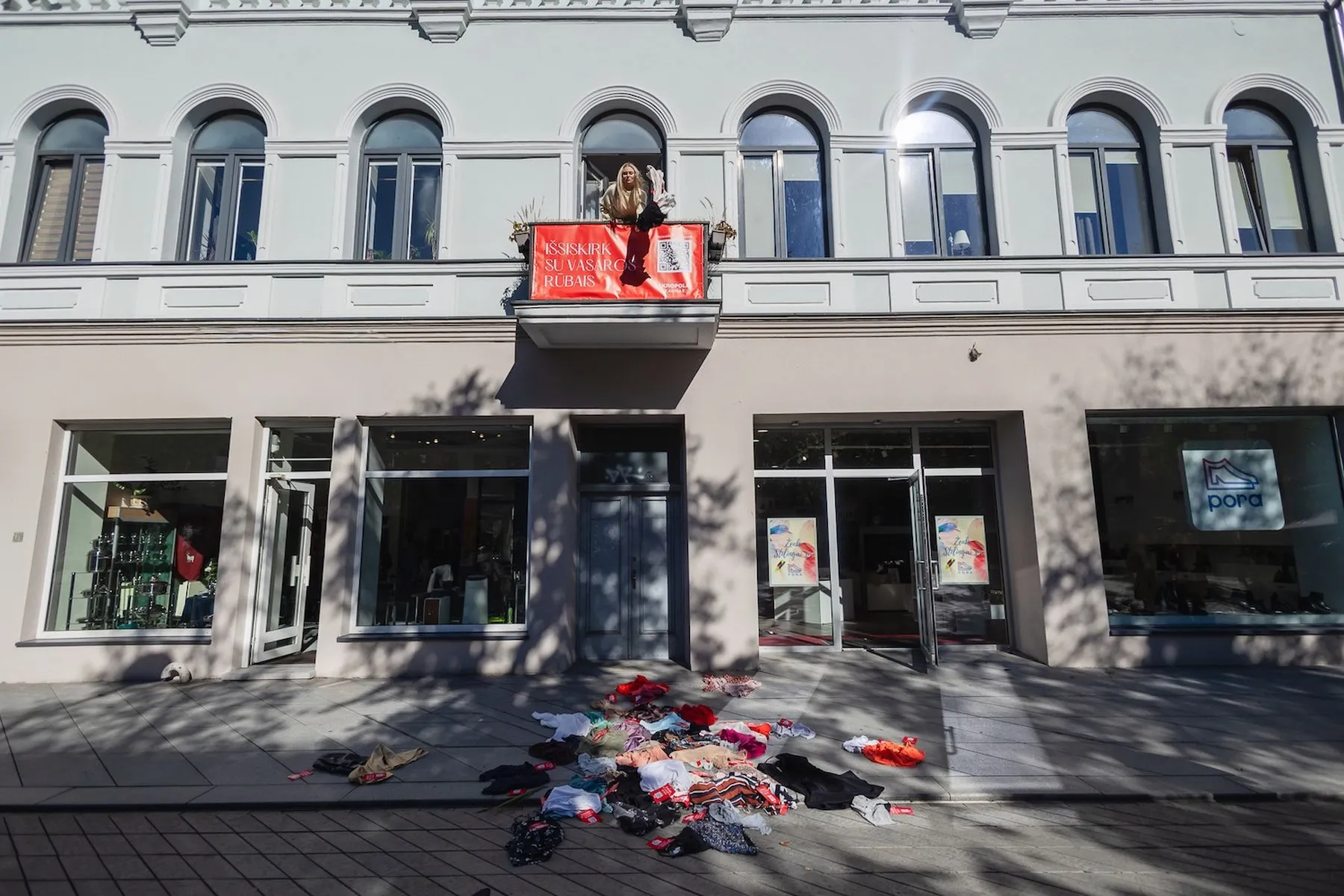 Kauno „Akropolio“ performansas „Išsiskirk su vasaros rūbais“ / Organizatorių nuotr.