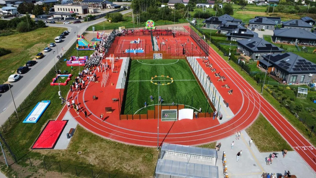 Lapėse atvertas atnaujintas stadionas / KRS nuotr.