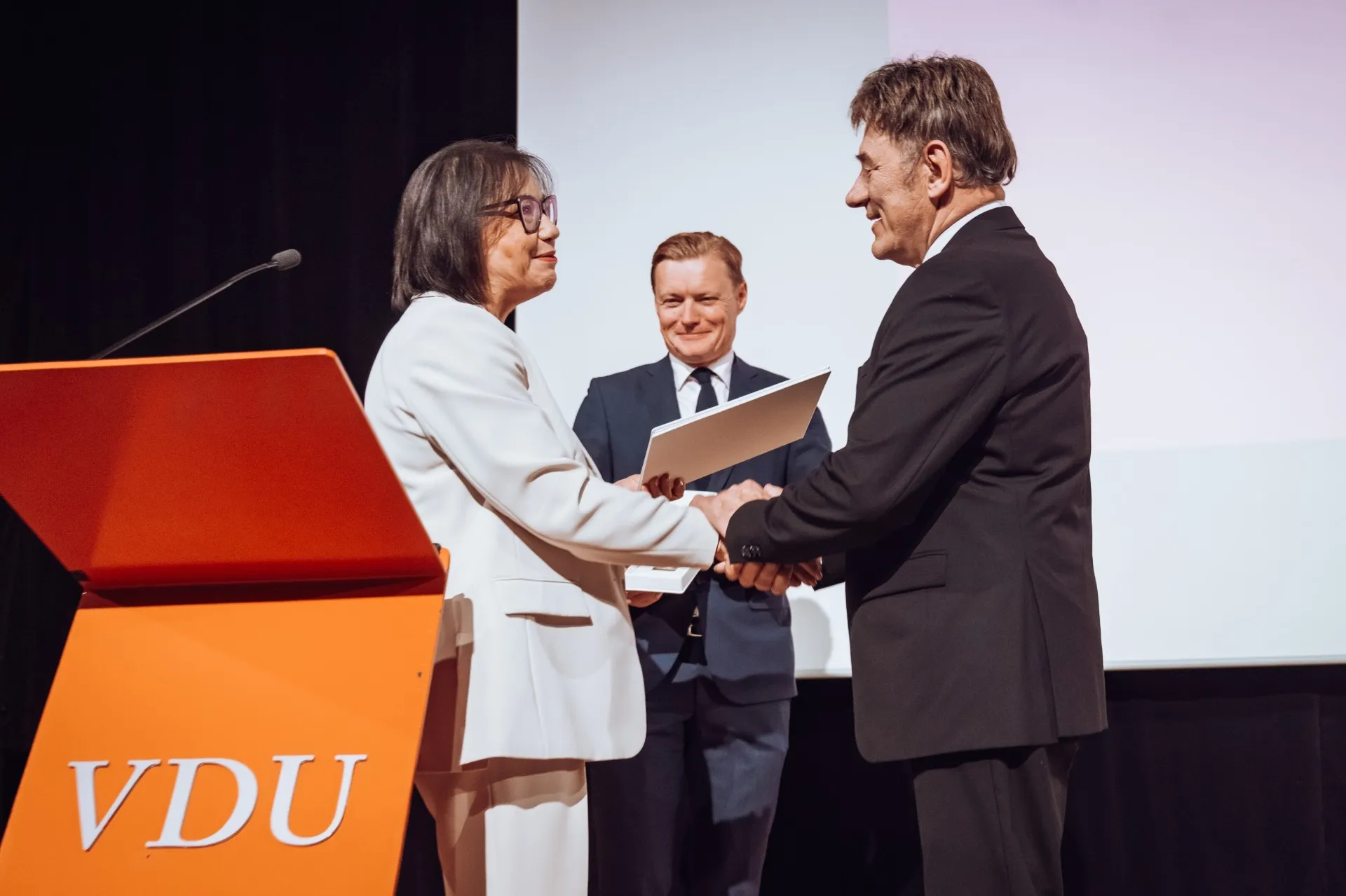 Juozas Augutis apdovanotas ŠMSM garbės ženklu / J. Petronio nuotr.