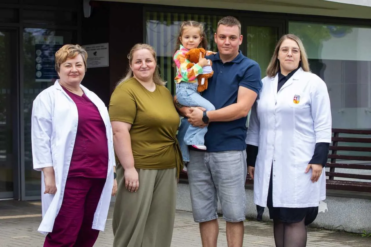 Luknė su šeima bei gydytojomis