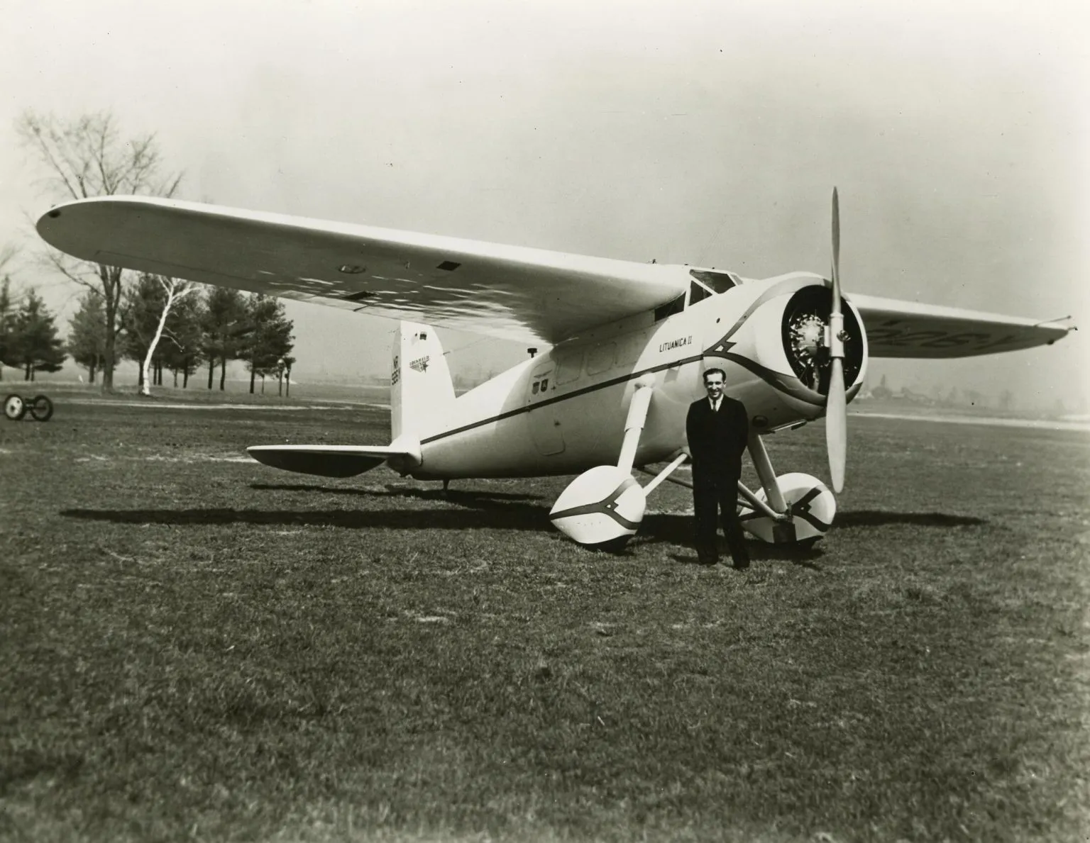 F. Vaitkus prie jau parengto skrydžiui lėktuvo. Iš E. Jasiūno 'Felikso Vaitkaus skrydis per Atlantą'