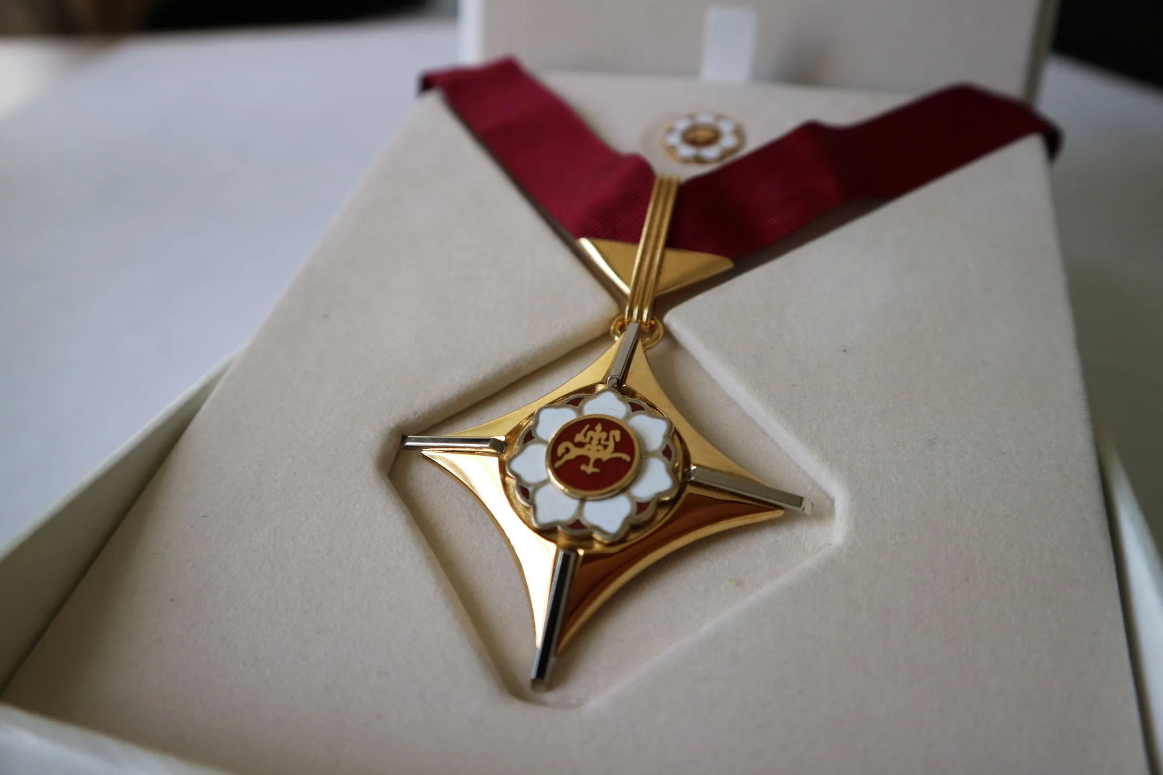 Auksinis scenos kryžius