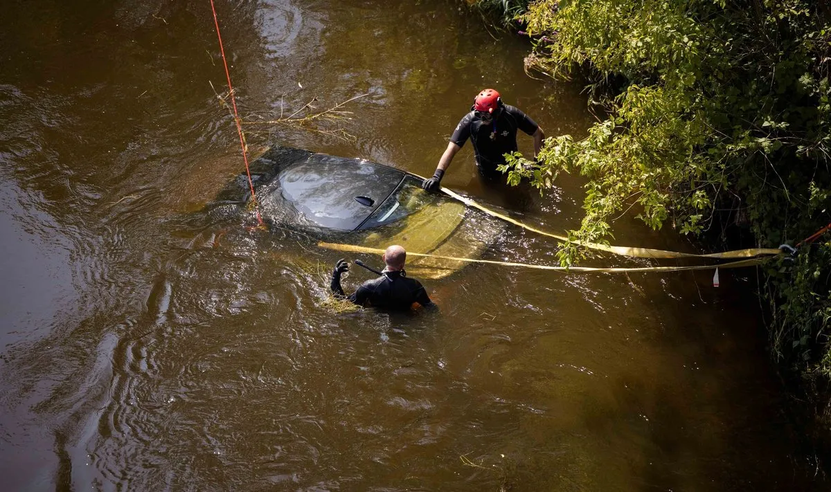 Automobilis upėje, ugniagesiai