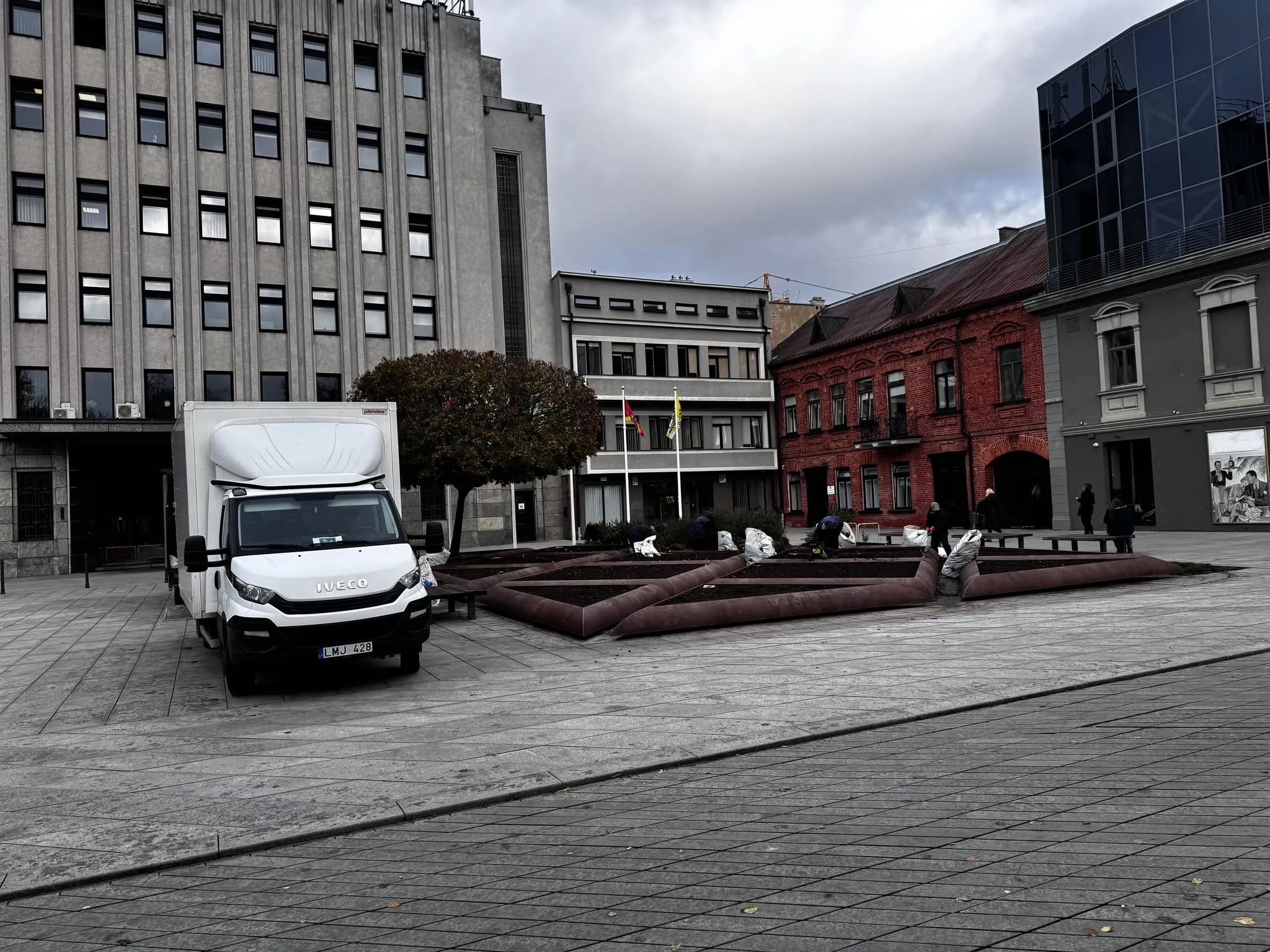 Šalia Kauno miesto savivaldybės įrenginėjami kalėdiniai medeliai/ „Kas vyksta Kaune“ nuotr.