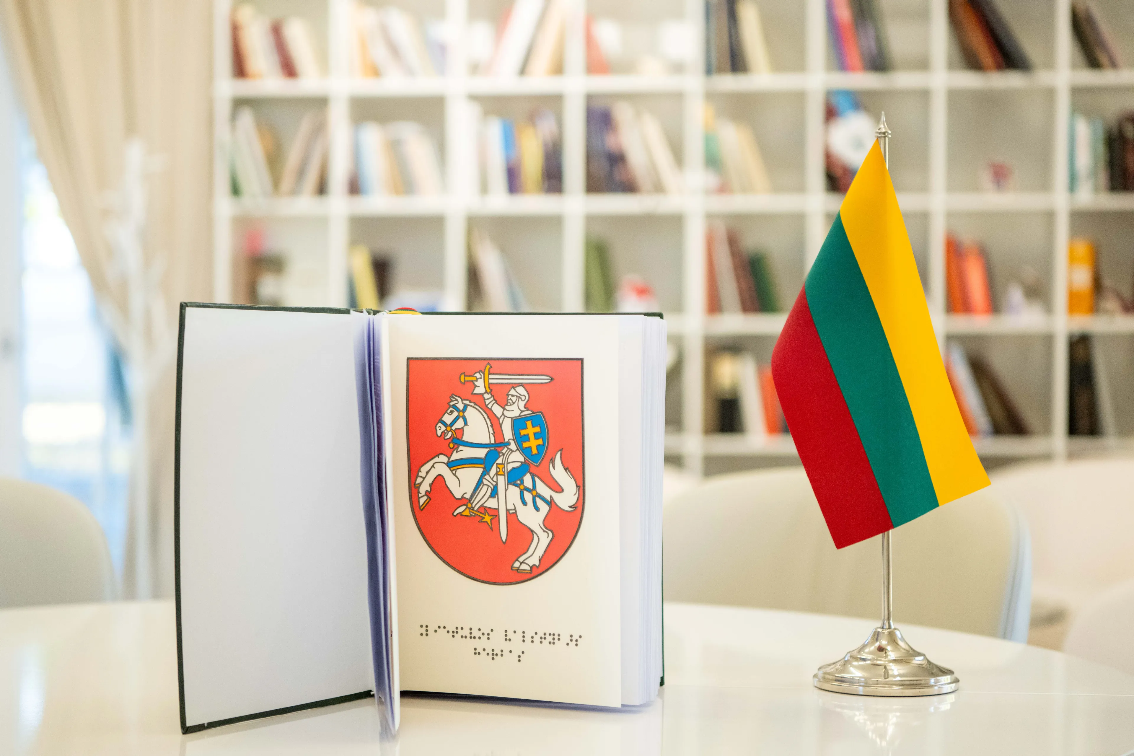 LR Konstitucija išleista Brailio raštu