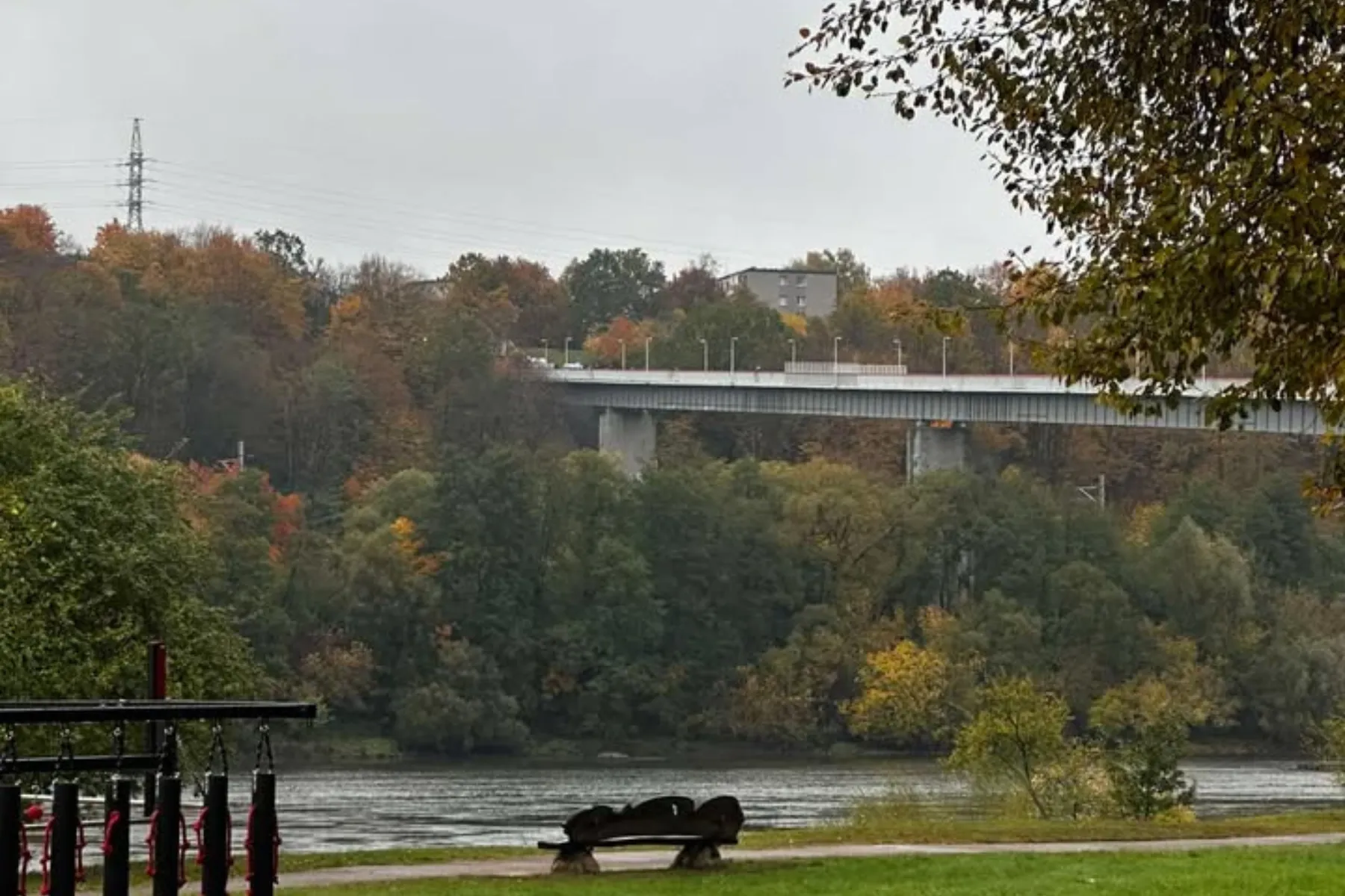 Tarnybų sujudimas ant Trijų mergelių tilto / Skaitytojų nuotr.