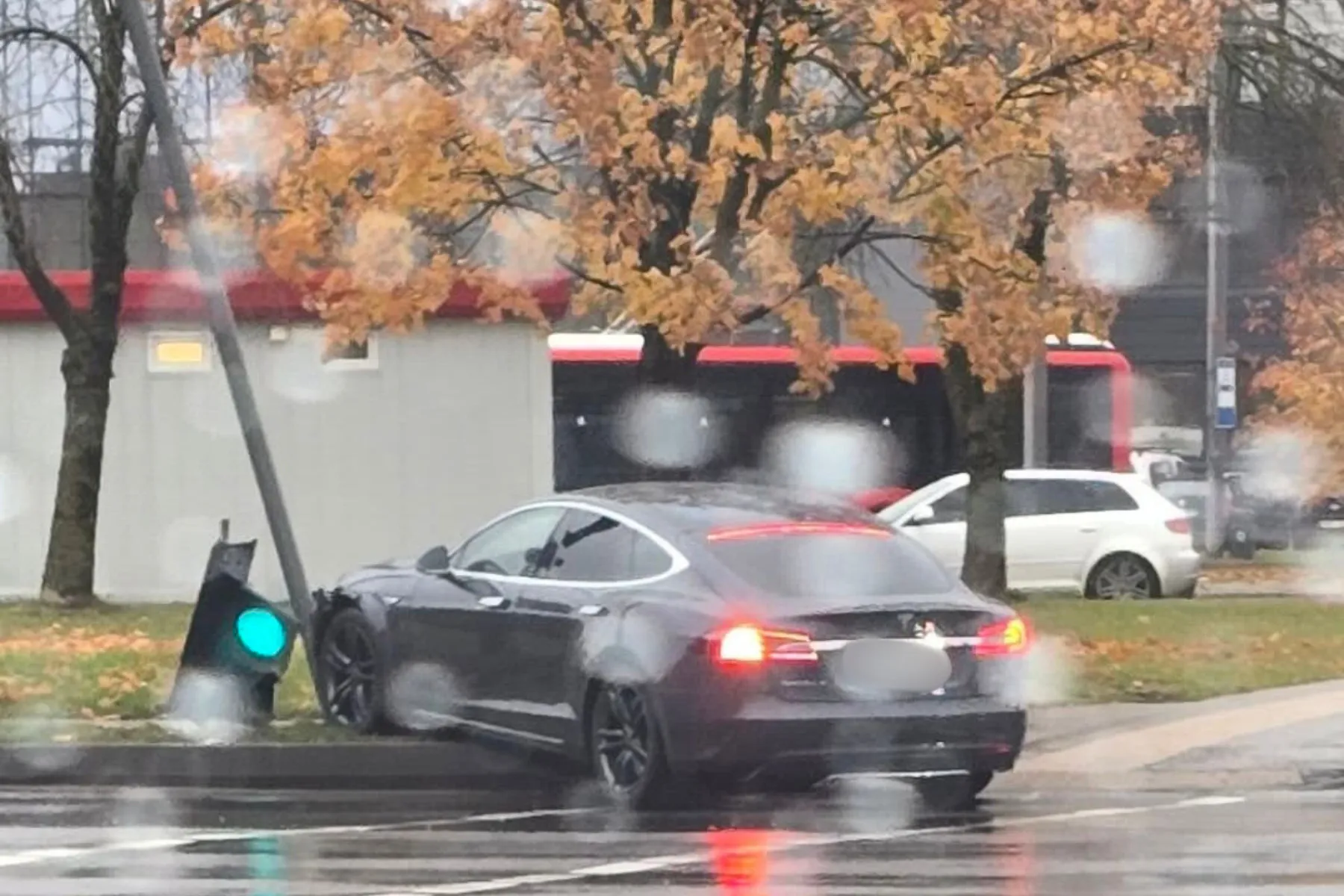 Nuvirtęs šviesoforas / skaitytojos ir „Kas vyksta Kaune“ grupės nuotr.