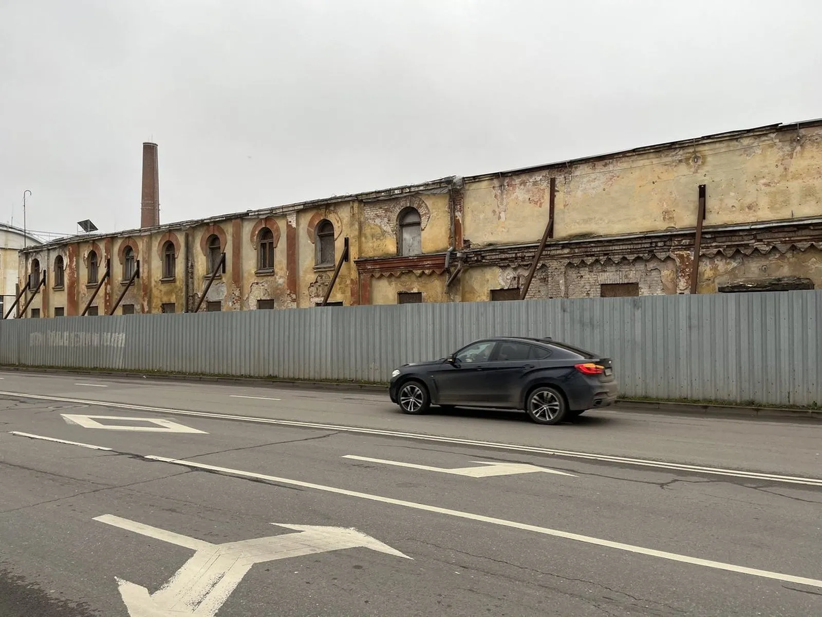 Apleistas sklypas tarp Kaunakiemio gatvės ir Karaliaus Mindaugo prospekto / DELFI nuotr.