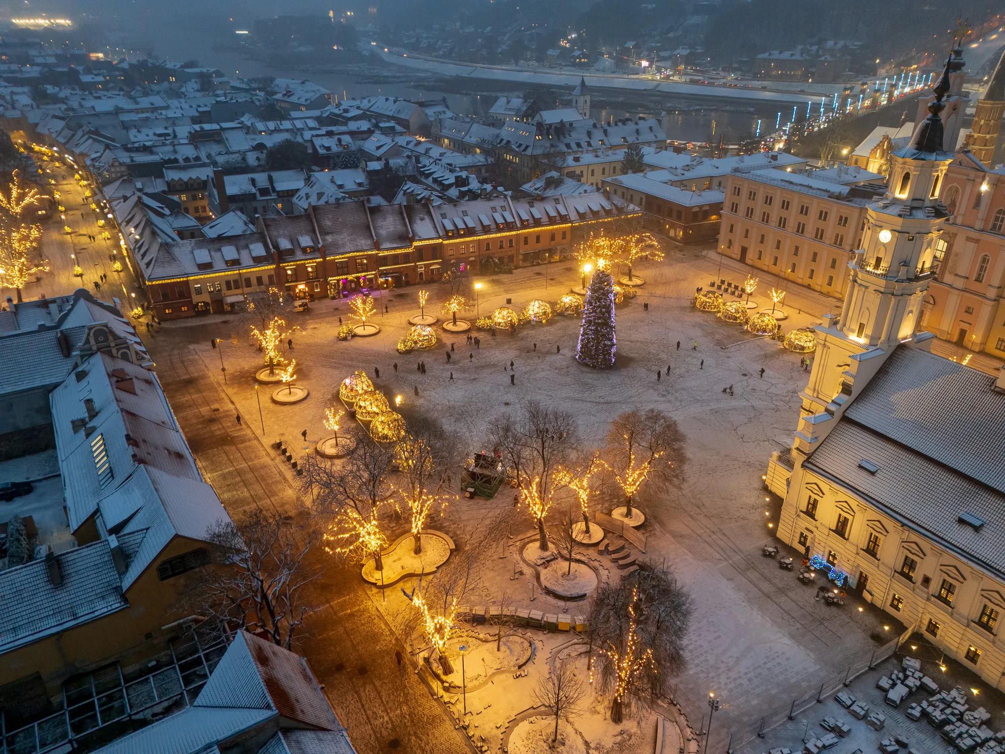 Kalėdų eglę apklojo pirmas sniegas / R. Tenio nuotr.