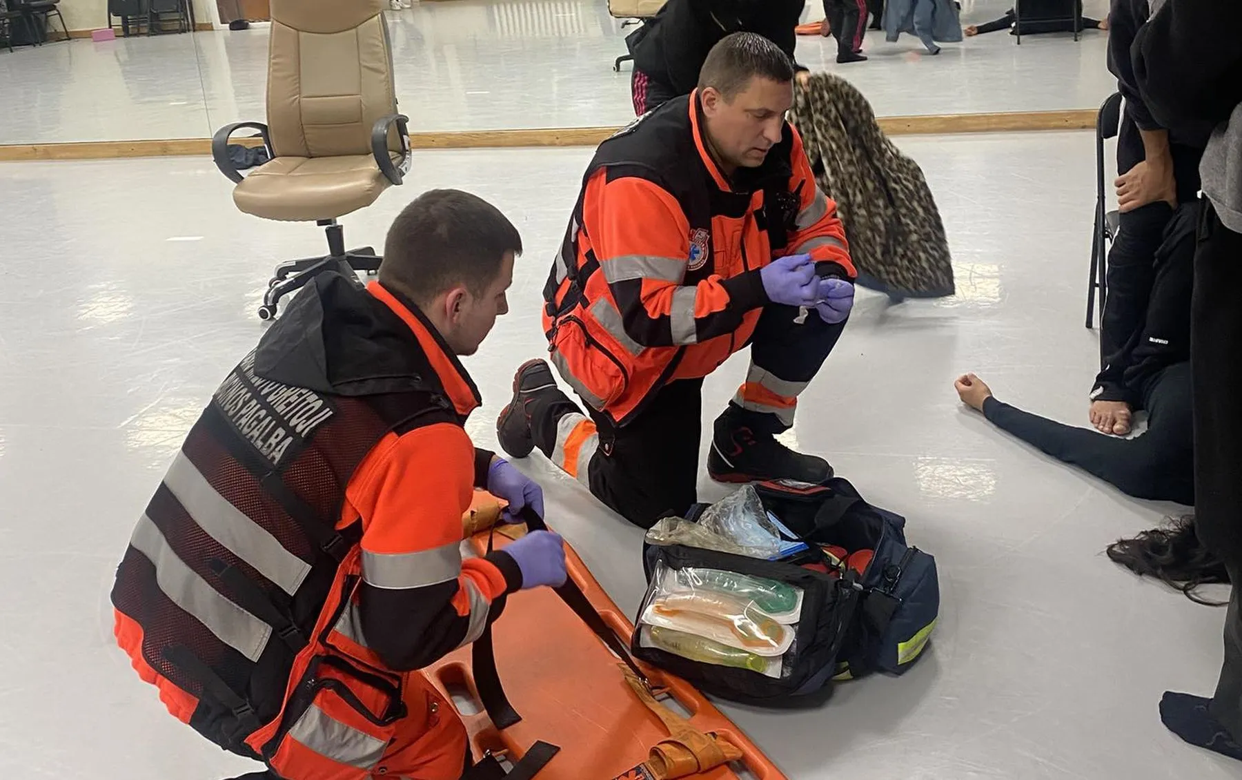 Greitosios medicinos pagalbos darbuotojai apžiūri šokėją / B. Letukaitės nuotr.
