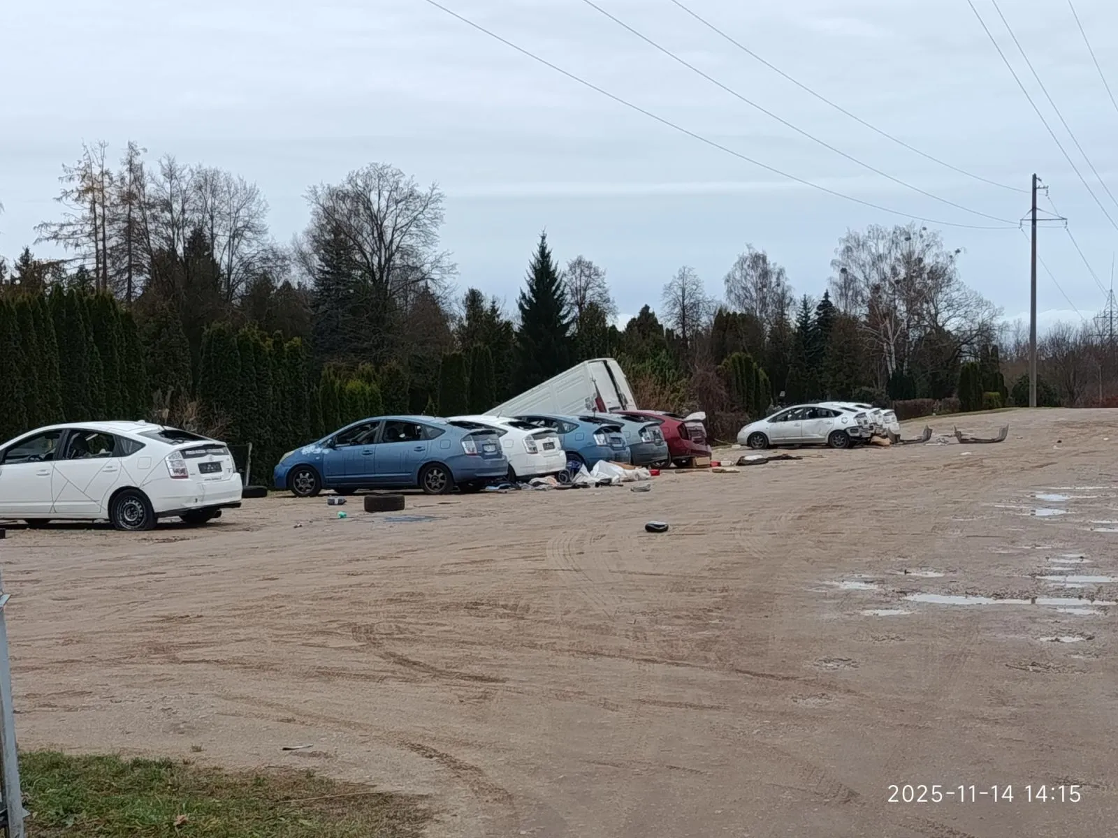 Ašigalio gatvėje apgadinti „Toyota Prius“ / Skaitytojo nuotr.