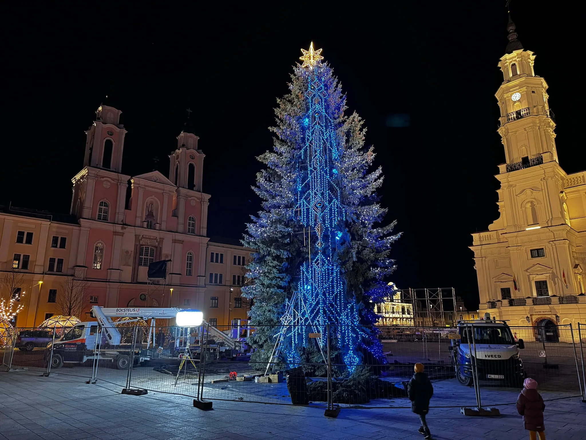 Rotušės aikštėje bandomas eglutės apšvietimas / skaitytojų nuotr.