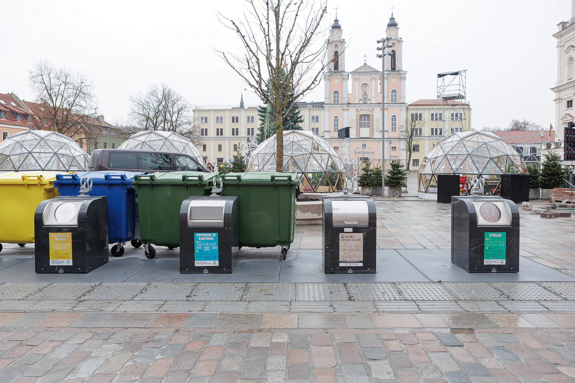 Konteineriai Rotušės aikštėje / R. Tenio nuotr.
