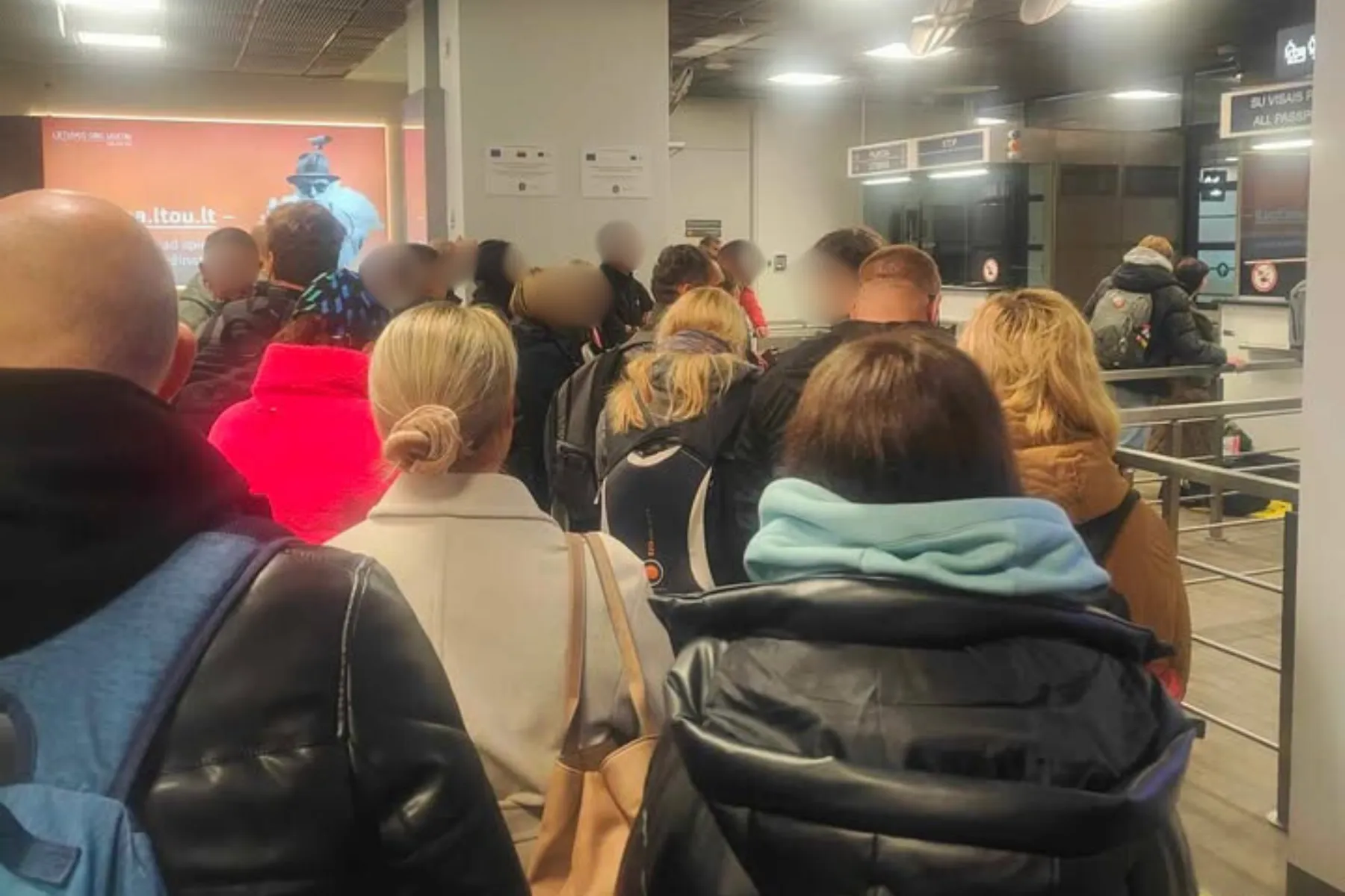 Eilė prie pasų patikros Kauno oro uoste