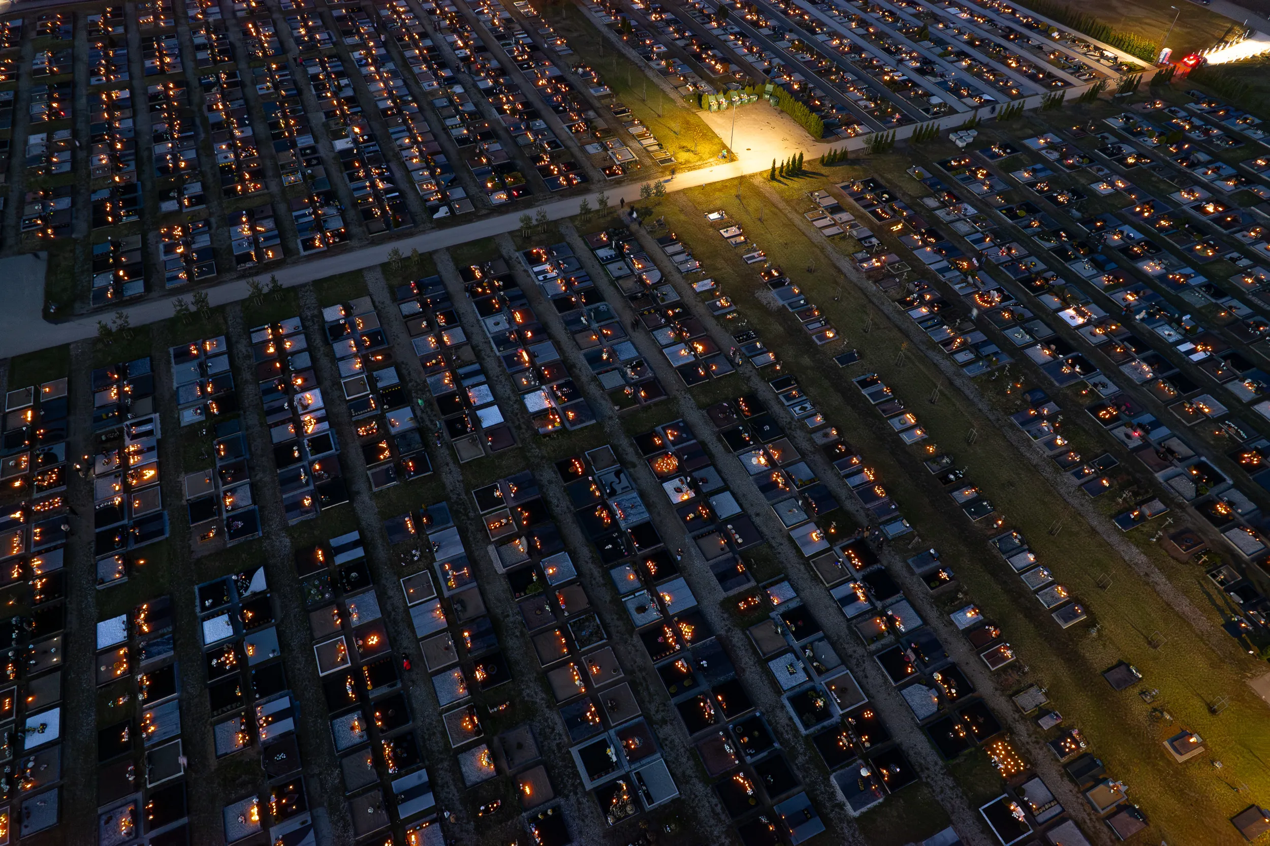Žvakutės Vainatrakio kapinėse R. Tenio nuotr.