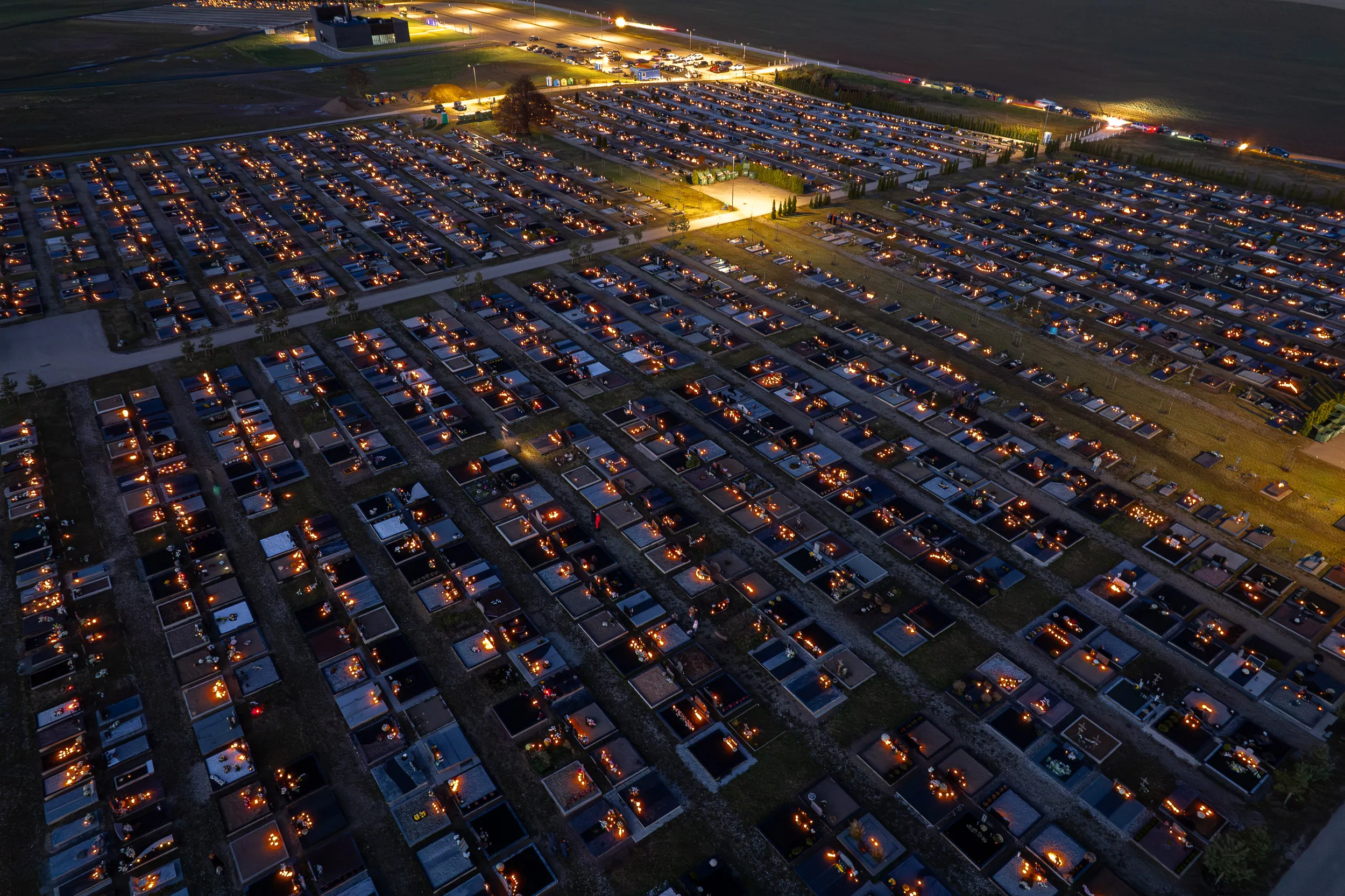 Žvakutės Vainatrakio kapinėse R. Tenio nuotr.