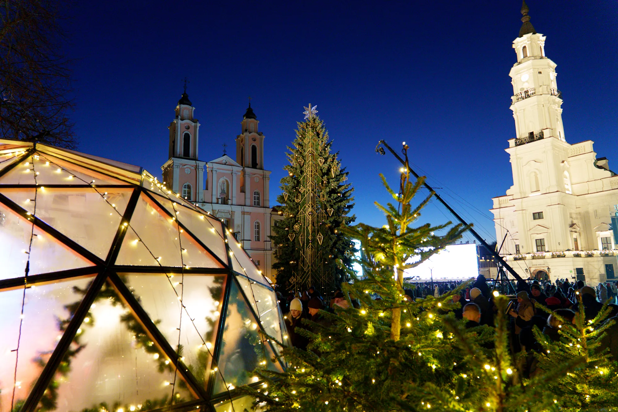 Į Rotušės aikštę plūsta minios kauniečių / R. Tenio nuotr.