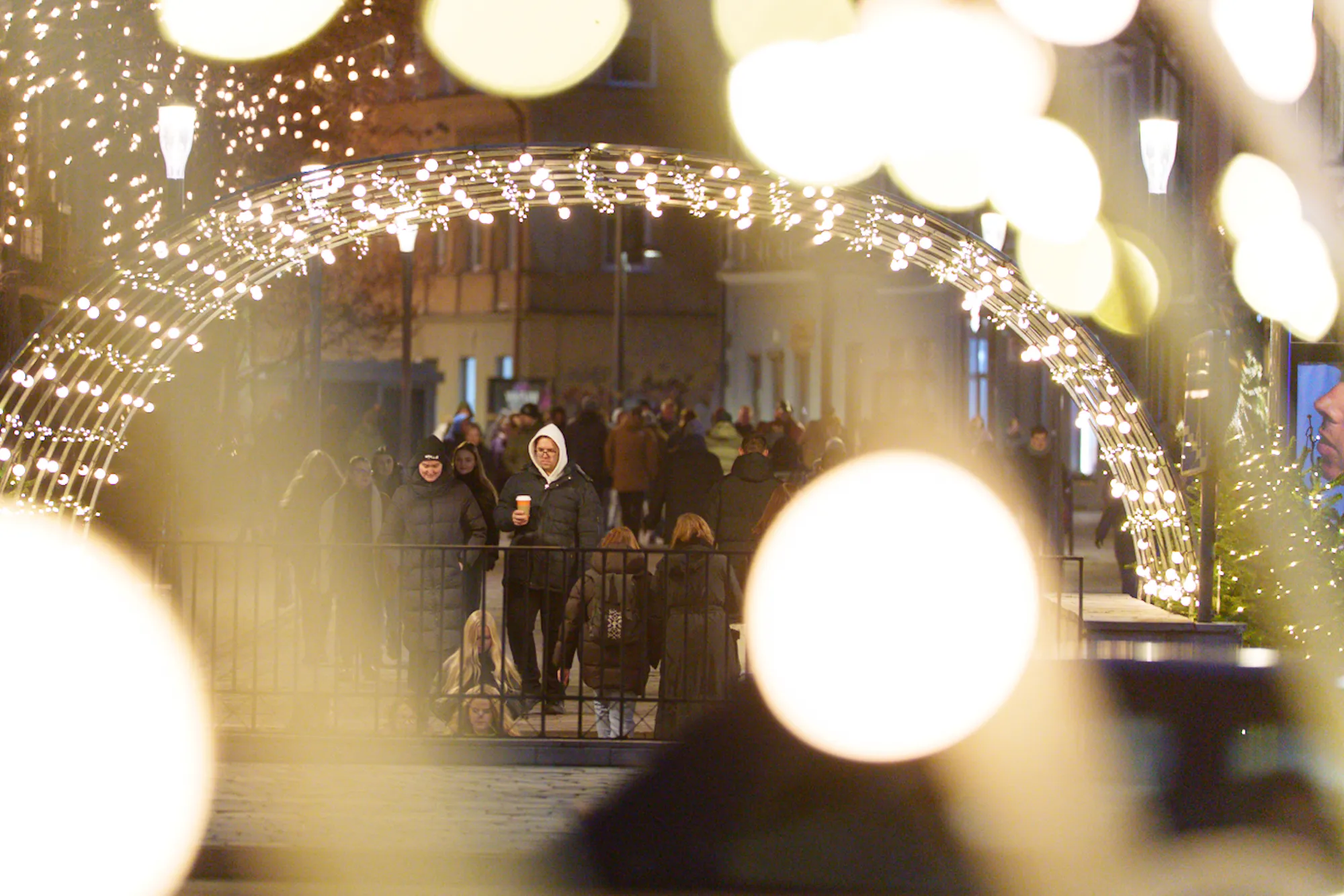 Į Rotušės aikštę plūsta minios kauniečių / R. Tenio nuotr.