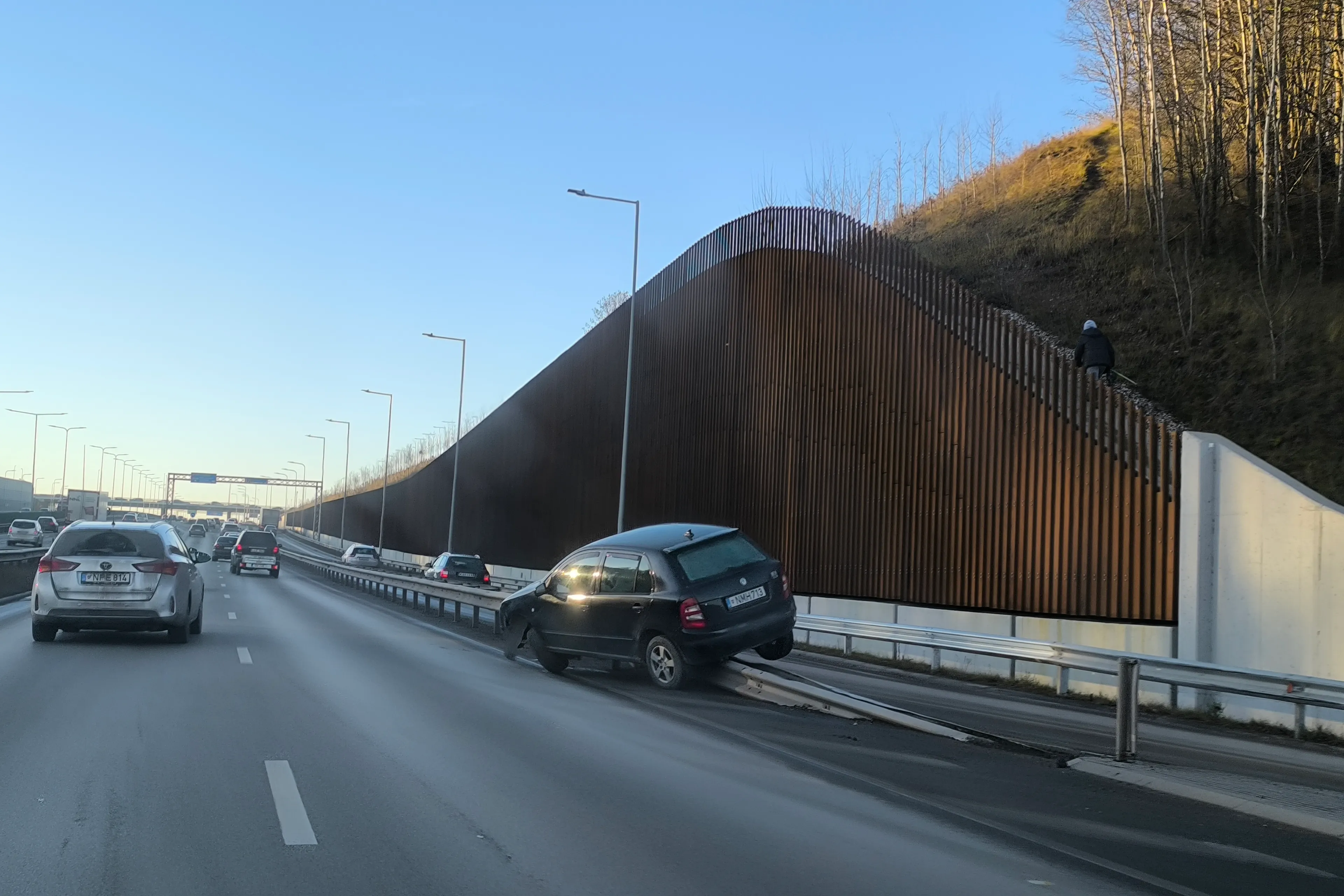 Ant atitvarų užvažiavęs automobilis / Skaitytojų nuotr.