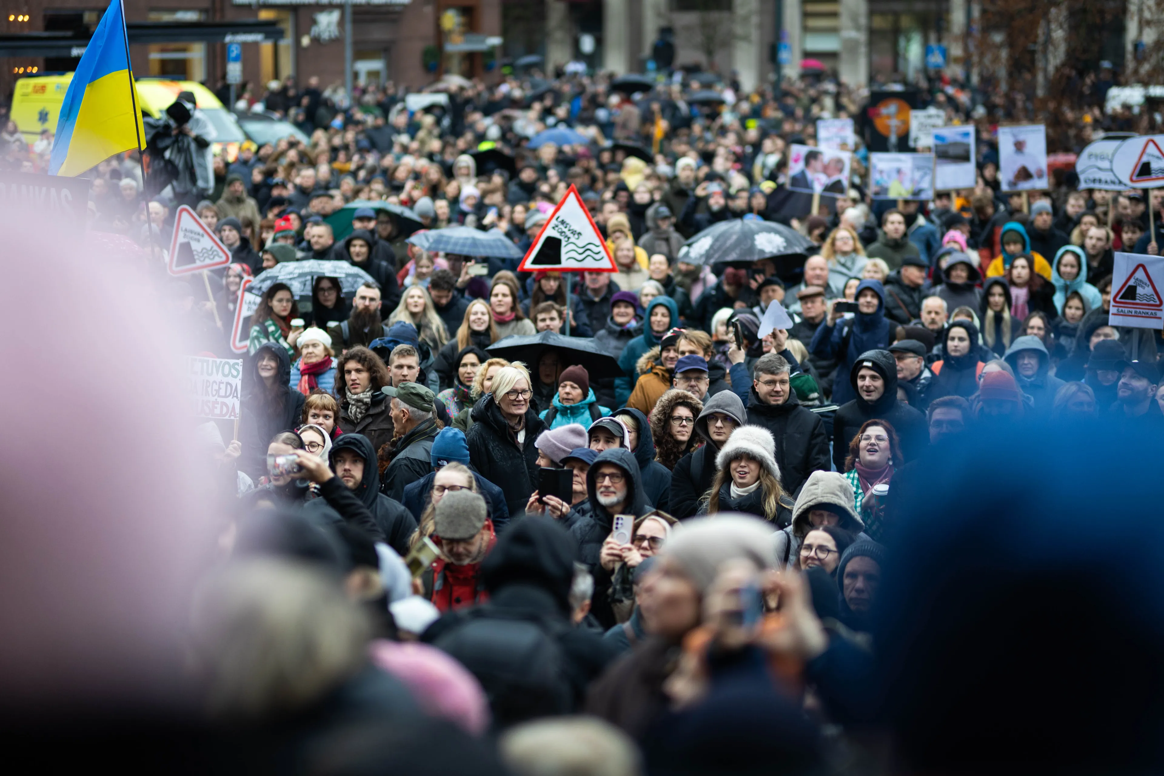 „Nenoriu, kad tai tęstųsi“: tūkstančiai žmonių Vilniuje protestuoja prieš grėsmę žiniasklaidai