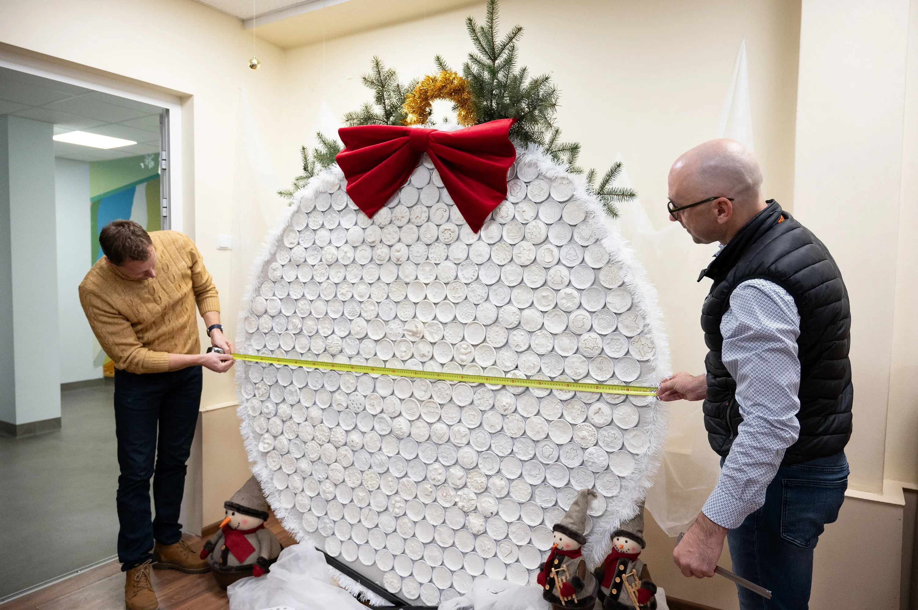 Įspūdingo dydžio žaliaskarės papuošimas / Kauno miesto savivaldybės nuotr.