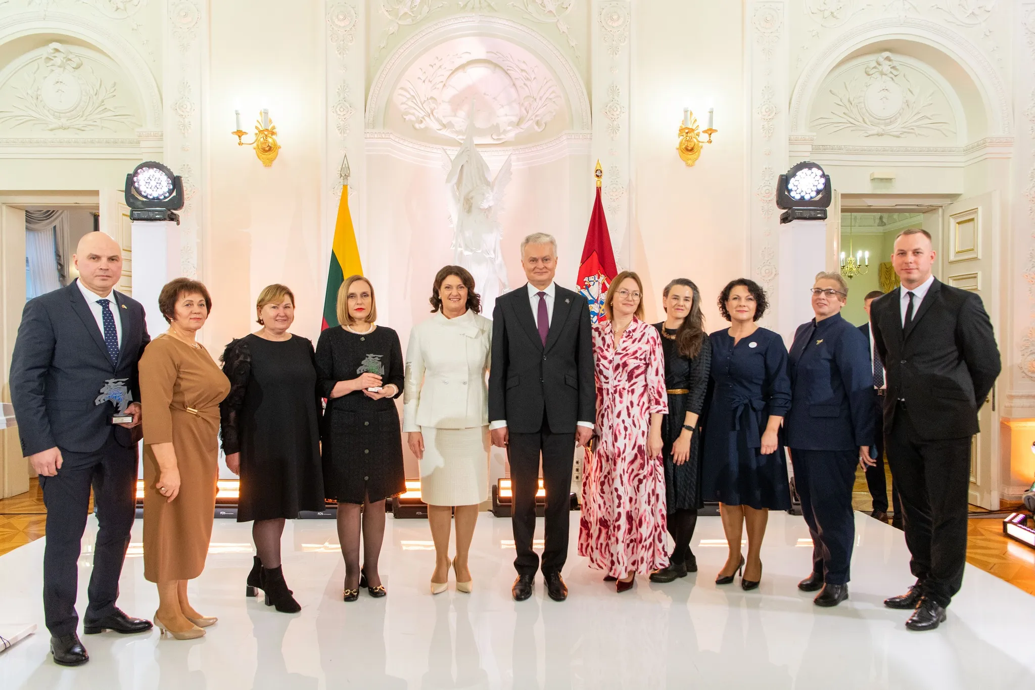 Prezidentas apdovanoja geriausių „Lietuvos galios“ iniciatyvų autorius.