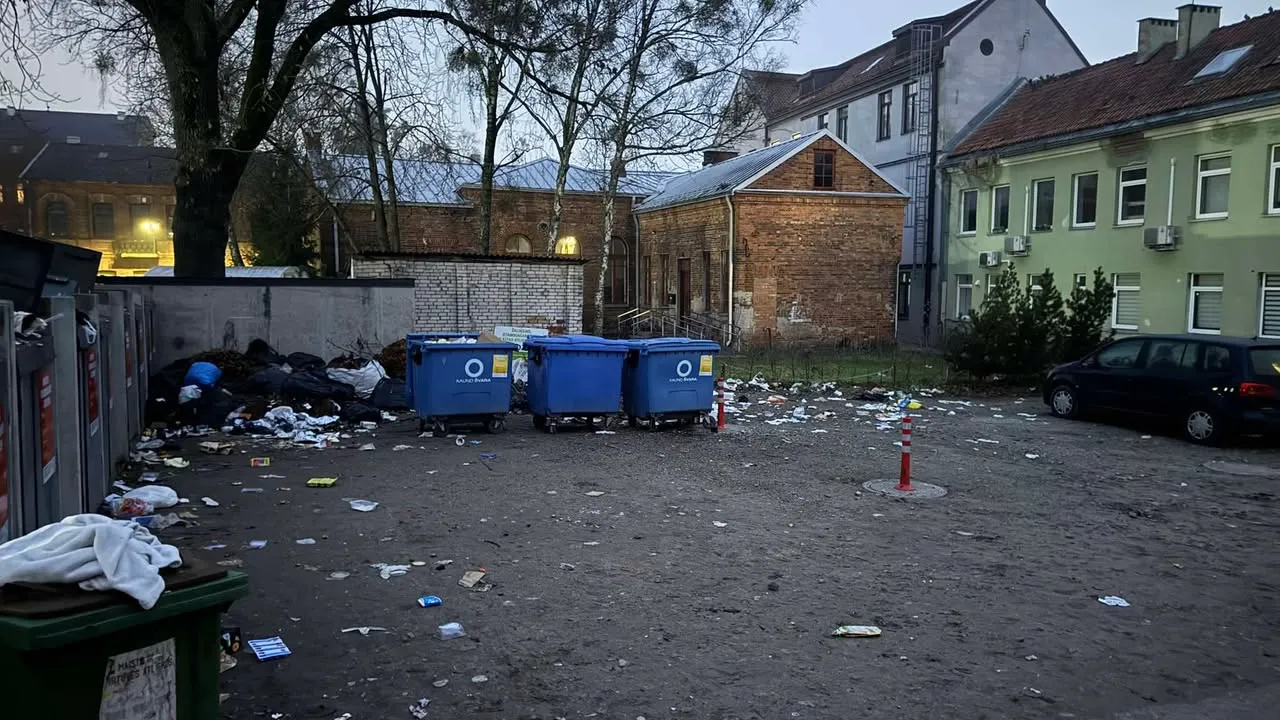 Šiukšlės Kauno centre / Skaitytojų nuotr.
