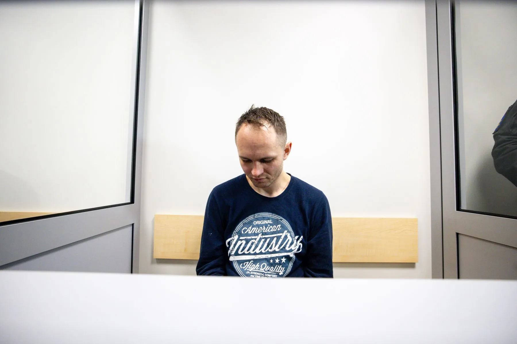 Teismas trims mėnesiams leido suimti dviejų merginų nužudymu įtariamą  B. Mikutavičių