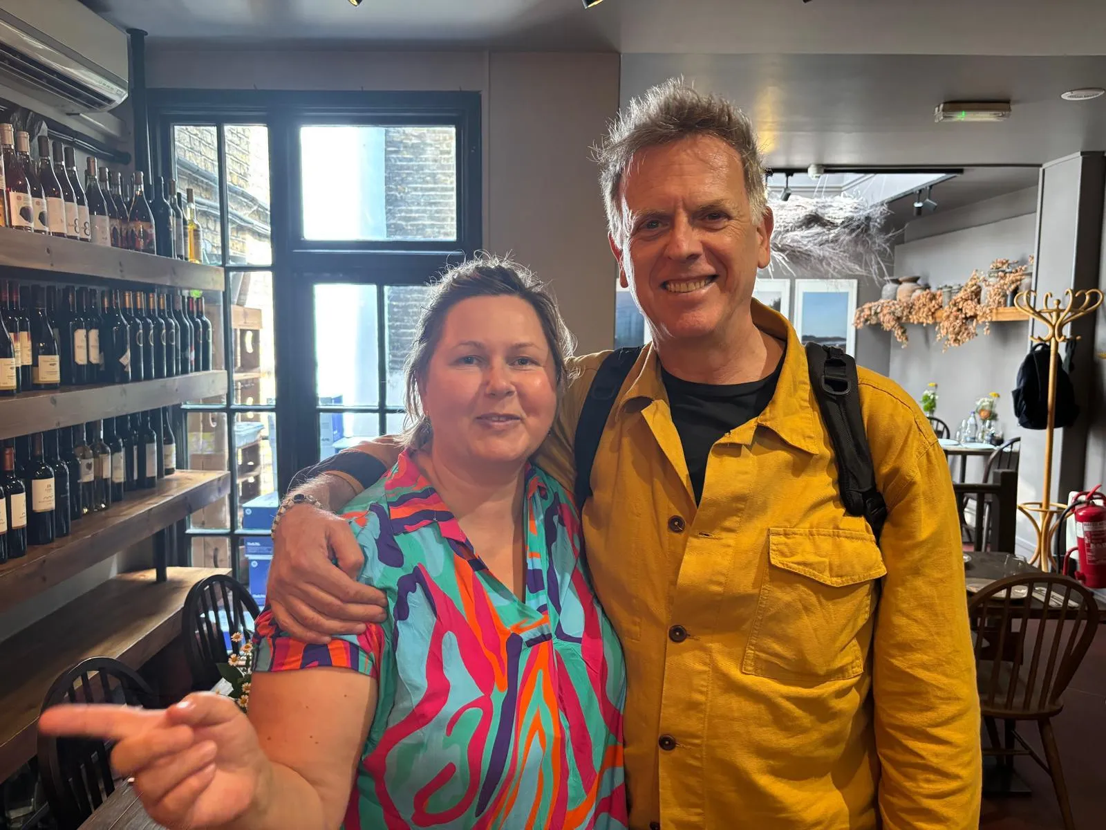 Kūrybinių pasivaikščiojimų vedėja Vilma Venckutonytė ir autorius britas David Pearl