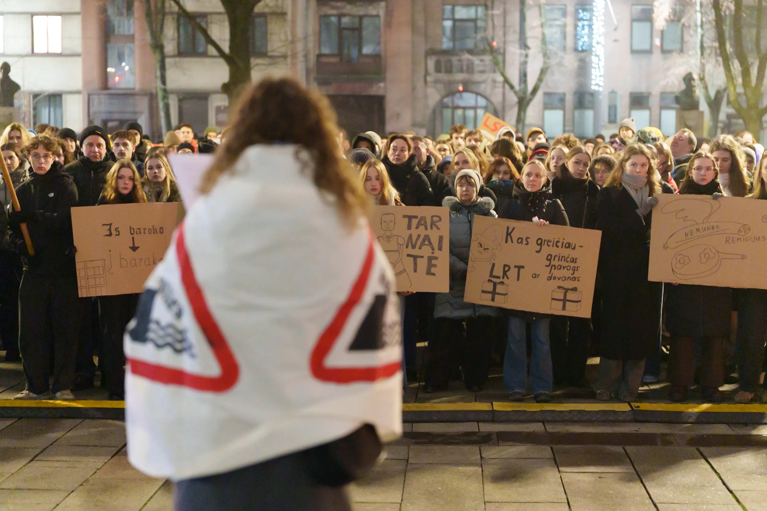 Tūkstantinė kauniečių minia susirinko palaikyti protestuojančių žurnalistų / R. Tenio nuotr.