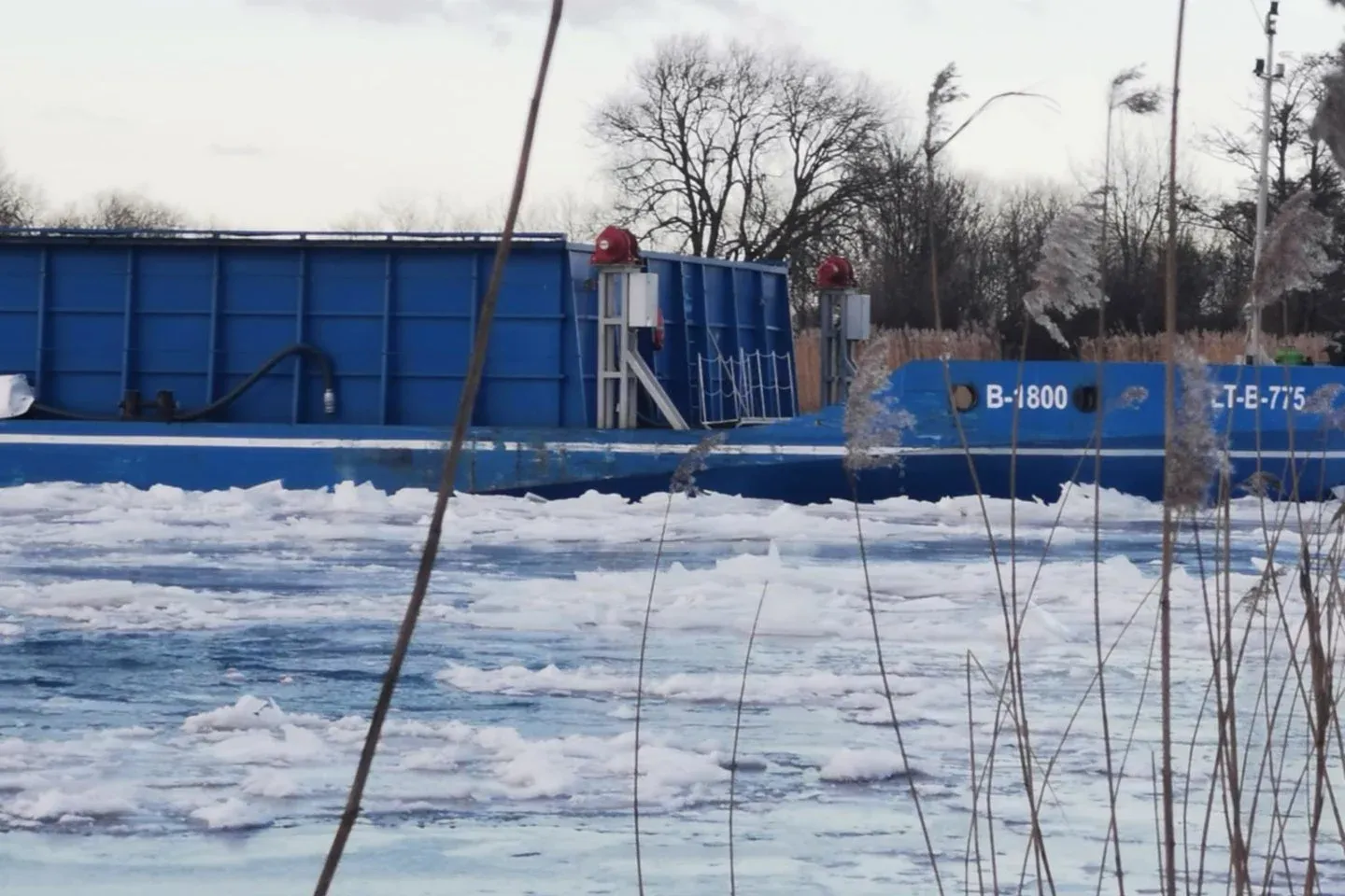 Tarp ledų įstrigusi barža