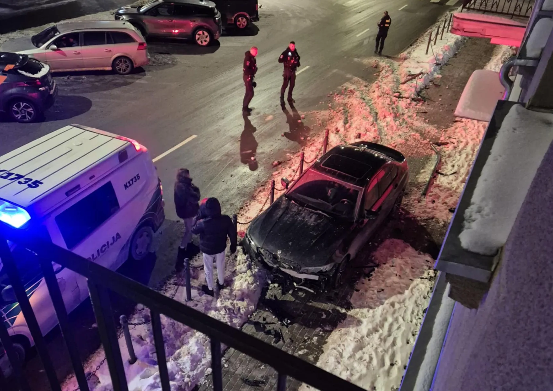 BMW užskriejo ant šaligatvio / Skaitytojos nuotr.