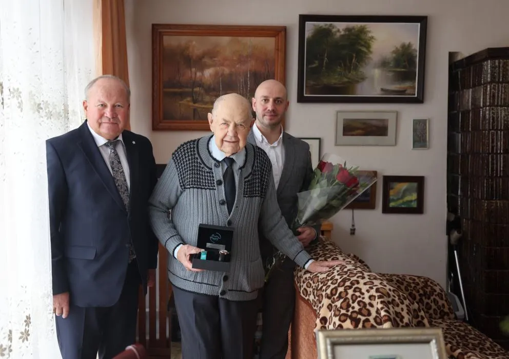 Jubiliejų atšventęs miškininkų patriarchas A. Brukas teberašo knygas / KRS nuotr.
