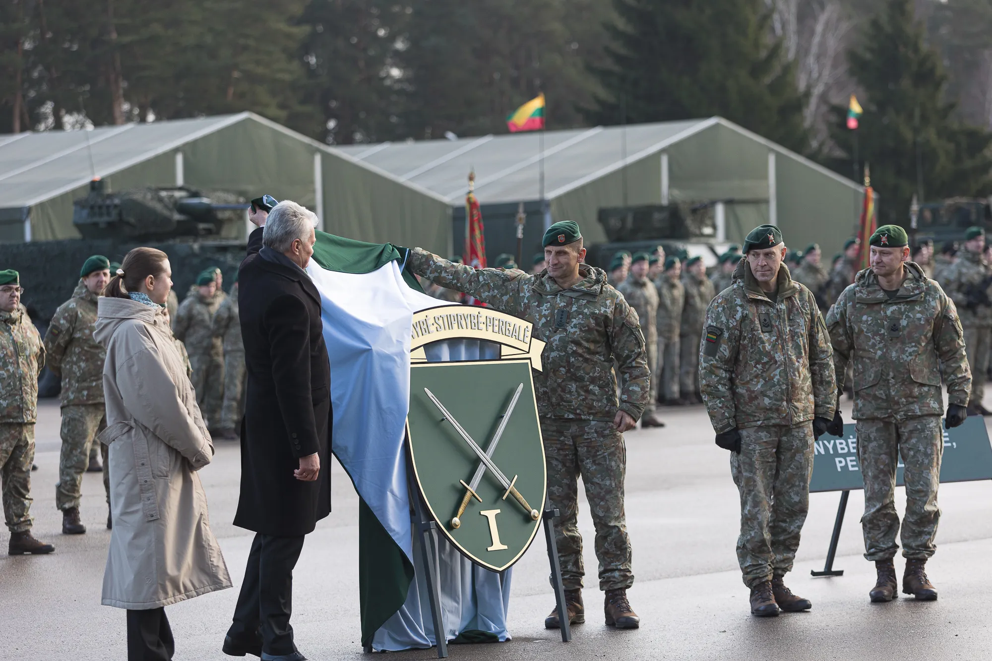 Pirmosios divizijos atkūrimo ceremonija / R. Tenio nuor.