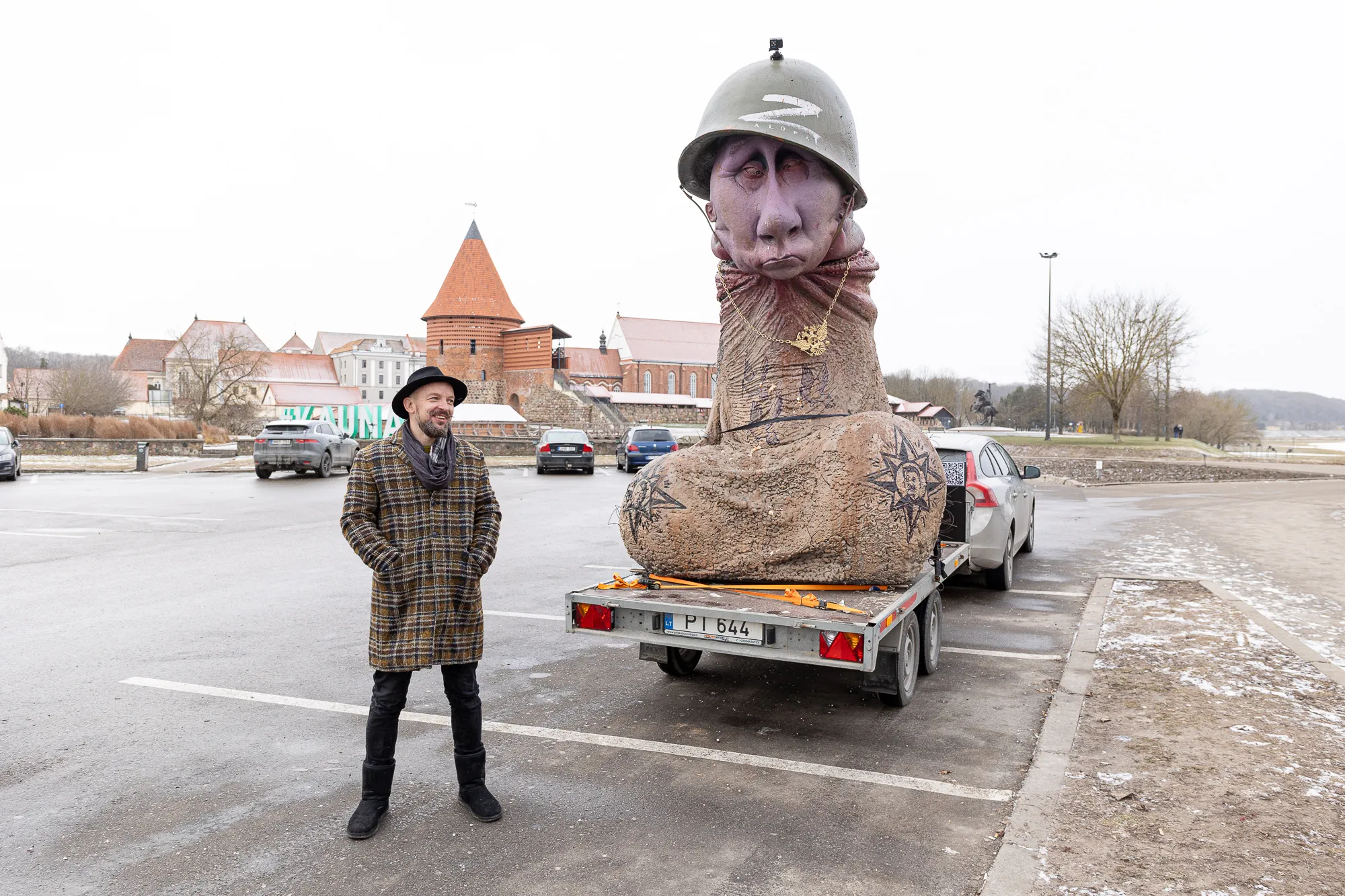 Menininkas M. Gaubas pirmą kartą į Kauną atvežė provokuojančią putino skulptūrą
