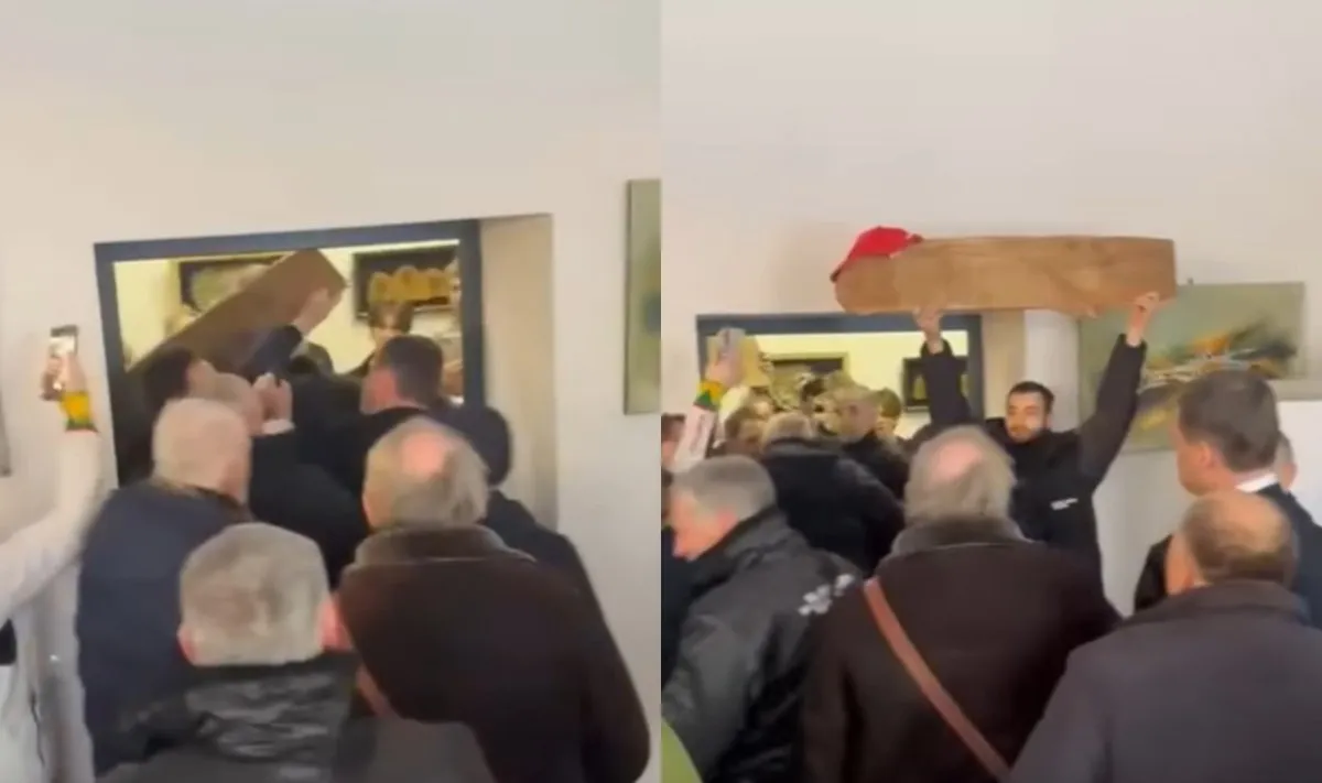 Žemaitaitis apstumdė vaikiną. / Delfi.lt nuotr.